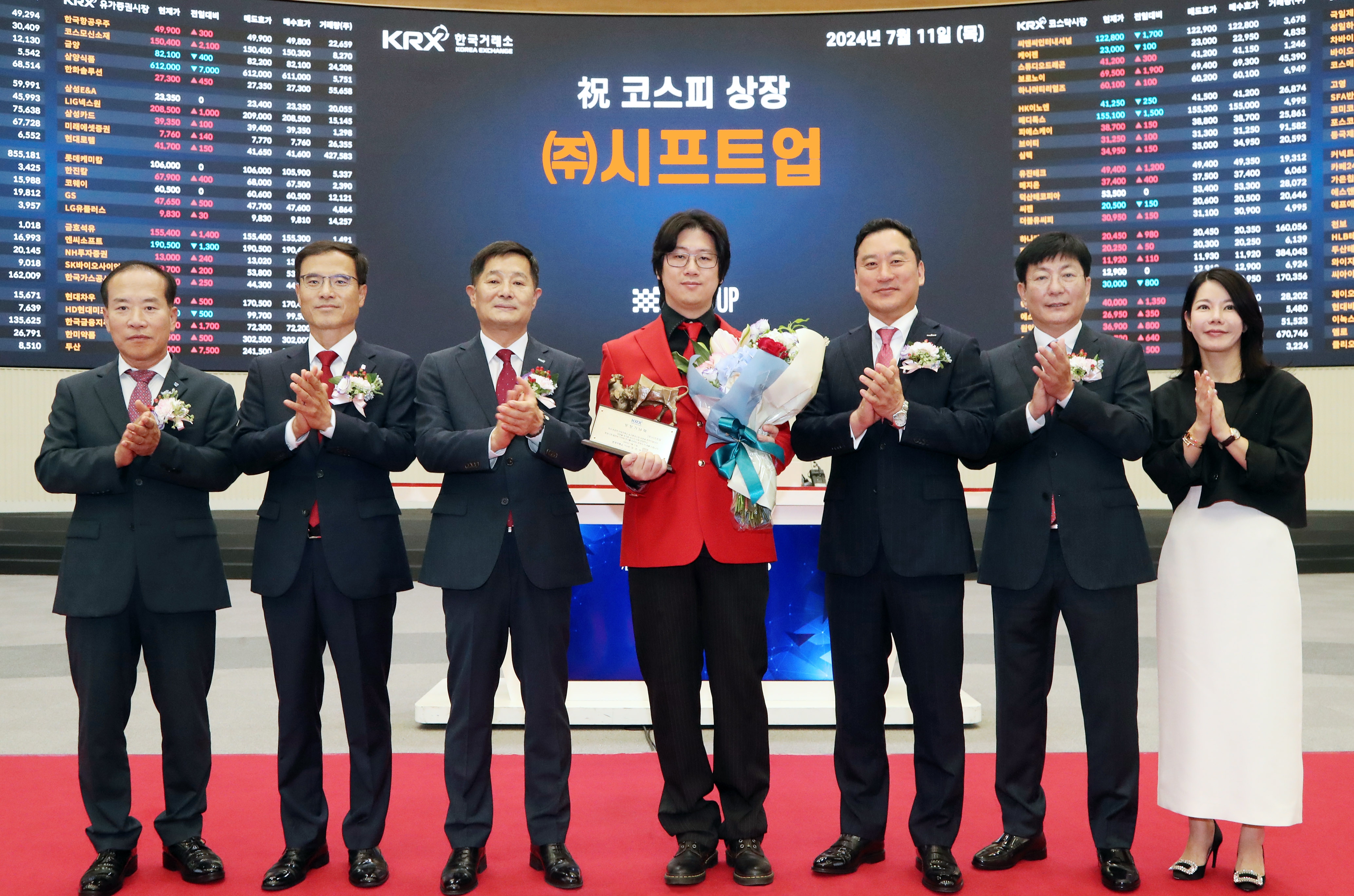 (사진 왼쪽부터) 이기헌 상장회사협의회 상근부회장, 정석호 한국IR협의회 회장, 양태영 한국거래소 유가증권시장본부장, 김형태 시프트업 대표이사, 김성환 한국투자증권 대표이사, 이성 NH투자증권 IB1 총괄대표, 하진수 JP모간증권 서울지점장이 시프트업 코스피 시장 상장기념식에서 기념 촬영 중이다. /사진제공 = 한국거래소