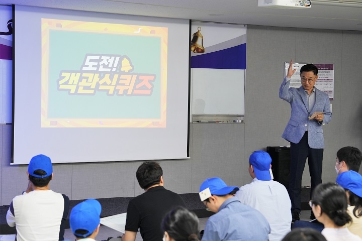 이종국 SR 대표가 임직원들과 협력사, 국민철도안전지킴이를 대상으로 진행된 ‘도전! 안전골든벨’ 퀴즈대회를 진행하는 모습./사진제공=SR