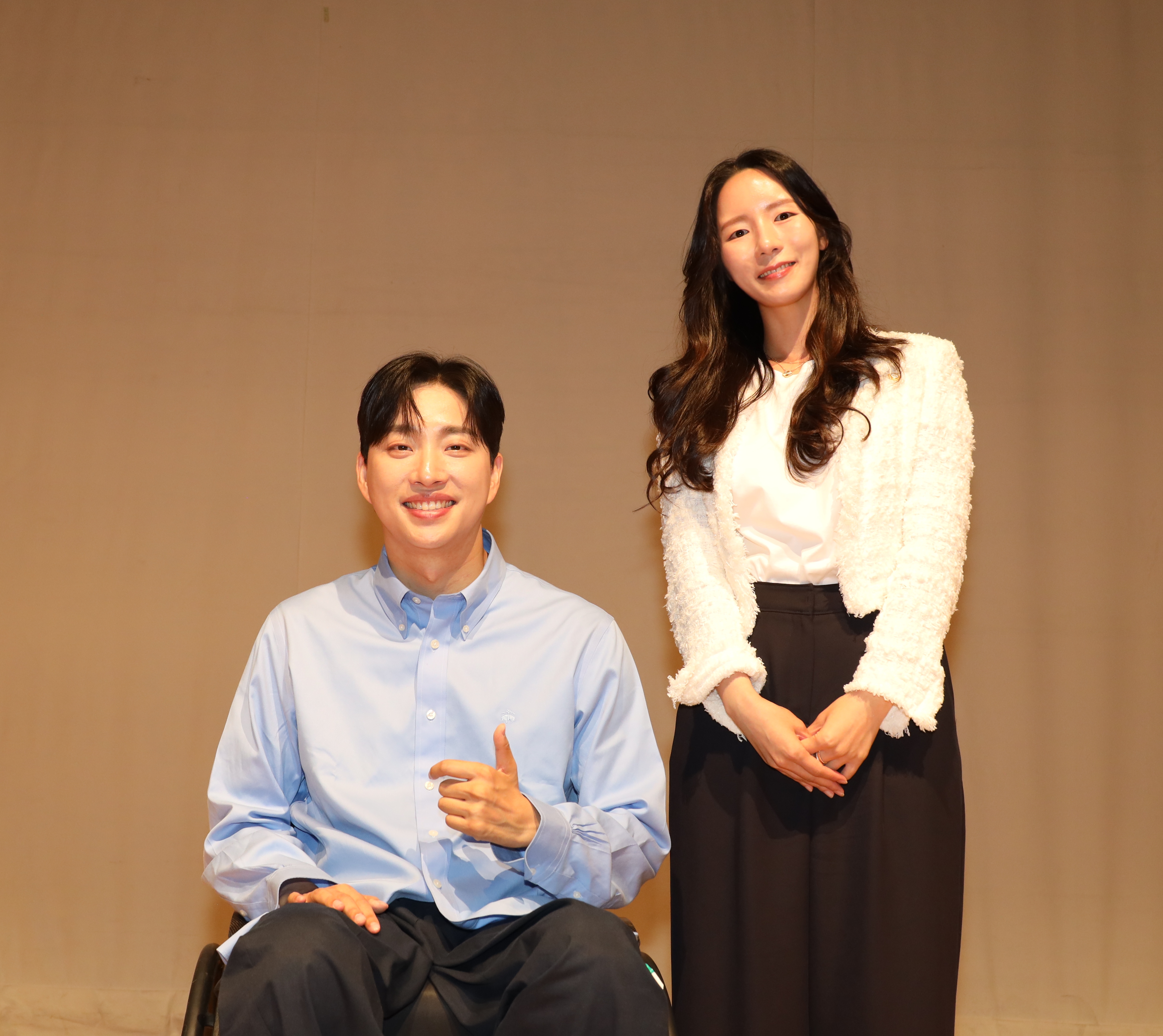 윤정회 용산구의원(오른쪽)과 위라클 박위 대표가 '장애인식개선 강연회'에서 기념촬영을 하는 모습./사진제공=윤정회 의원