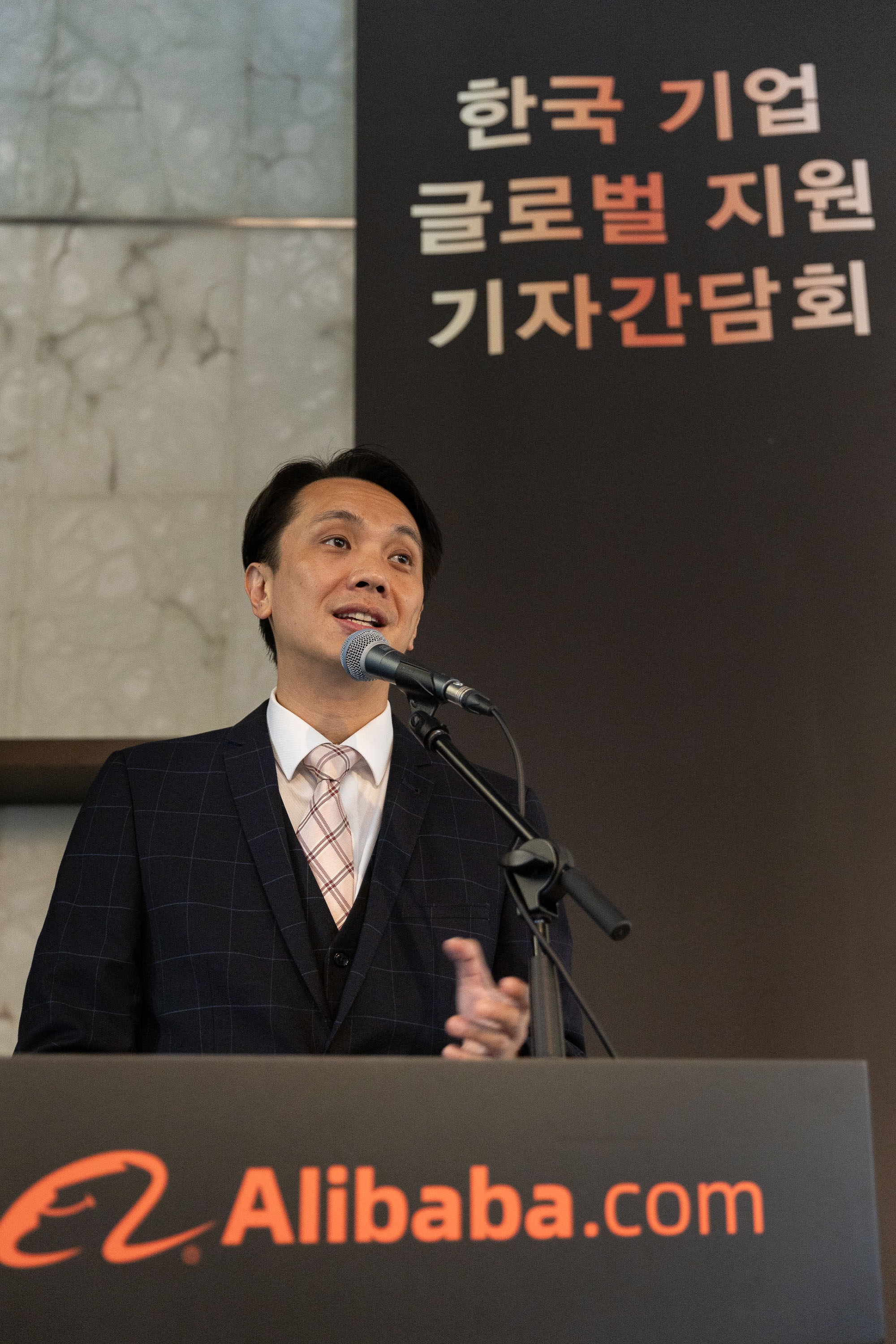 마르코 양 한국총괄이 내달 8일 오픈하는 한국 전용 B2B 웹사이트 '파빌리온'에 대해 설명하는 모습. /사진제공=알리바바닷컴