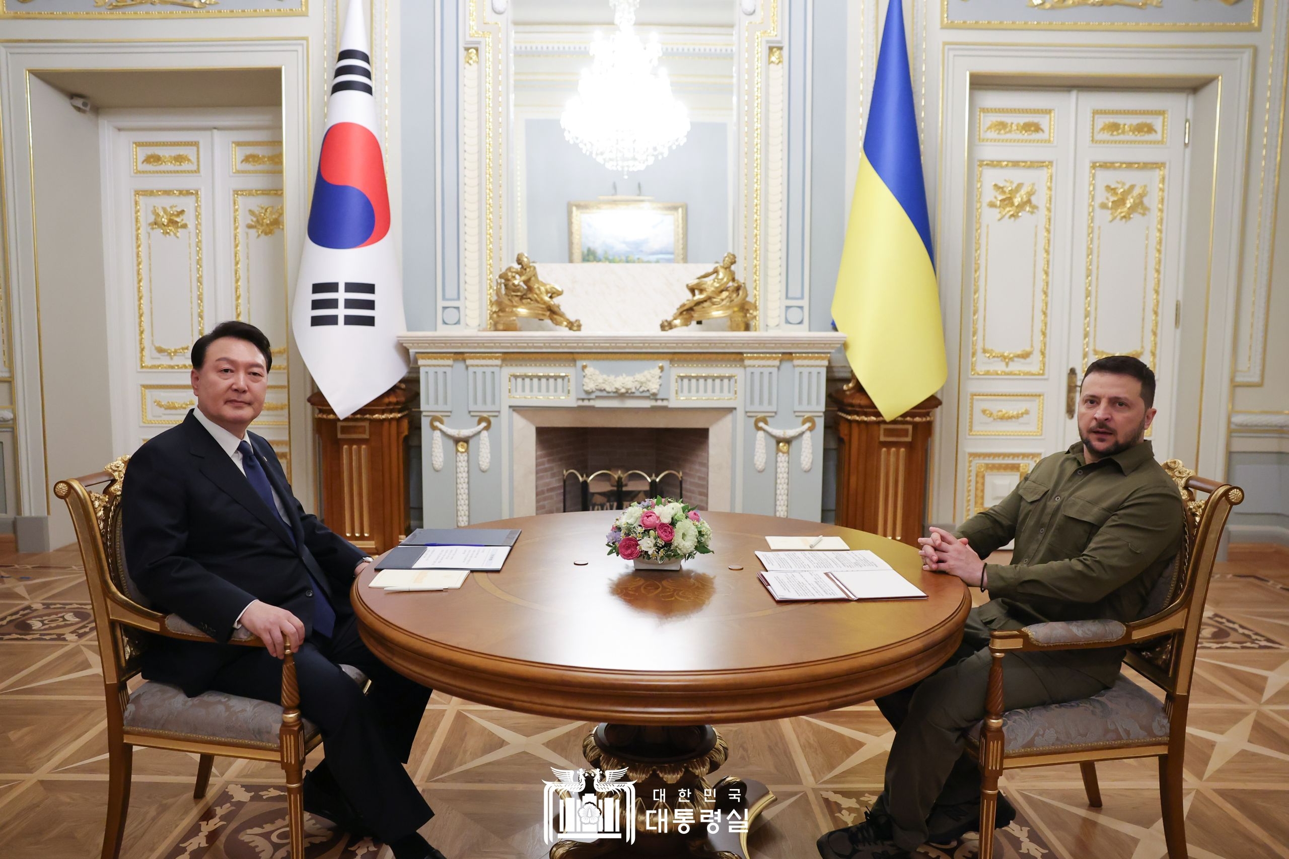지난해 7월 열린 한국-우크라이나 정상회담. 왼쪽 윤석열 대통령, 오른쪽 젤렌스키 대통령 / 사진=대한민국 대통령실