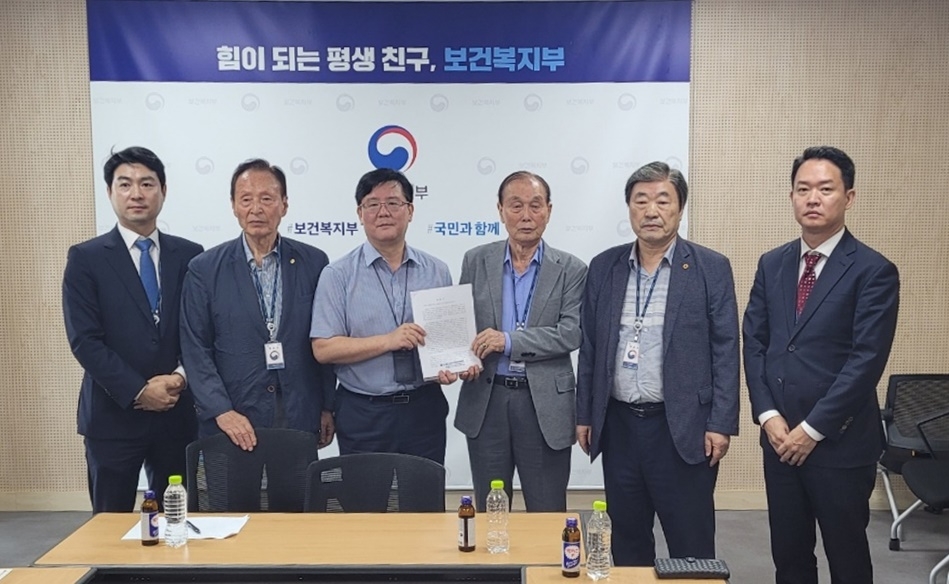 대한노인회 전국연합회장들이 보건복지부를 방문해 탄원서를 제출했다. /사진제공=전국연합회장 관계자