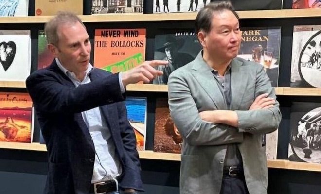 앤디 제시 아마존 CEO(왼쪽)와 만난 최태원 SK 회장. 출처=최태원 회장 인스타그램