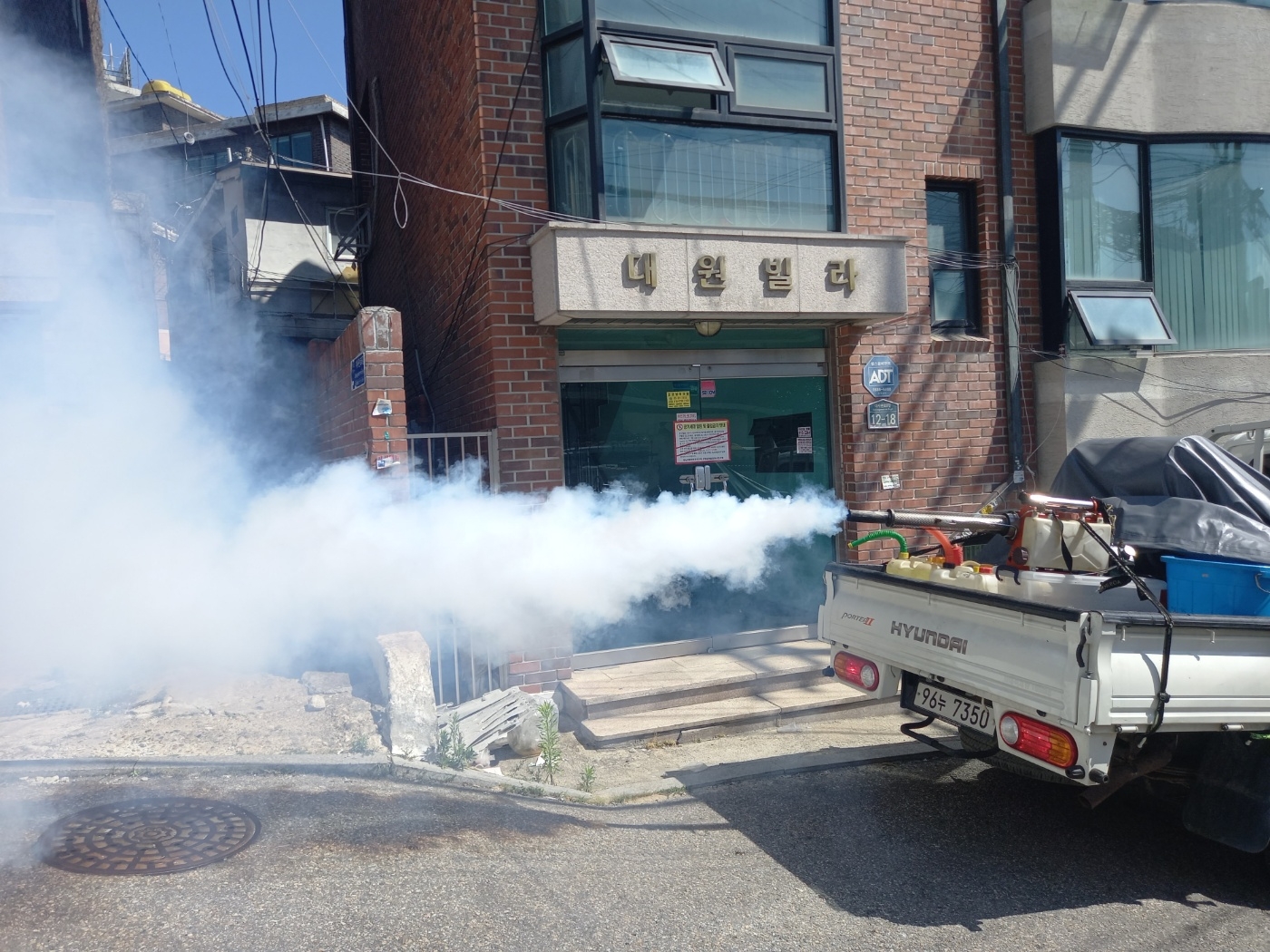 한남3구역 일대 차량 방역./사진제공=용산구