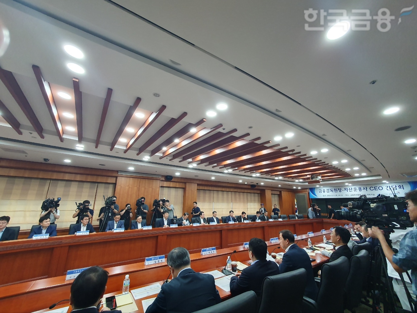 이복현 금융감독원장은 8일 여의도 금융투자협회에서 서유석 금투협회장, 자산운용사 CEO(최고경영자)들을 만나 간담회를 했다. / 사진= 한국금융신문(2024.08.08)