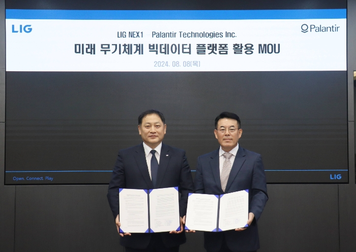 LIG넥스원이 8일 경기도 성남시 LIG넥스원 판교하우스에서 팔란티어와 ‘미래 무기체계 빅데이터 플랫폼 활용을 위한 업무협약’을 체결했다. 협약식을 마친 양사 관계자가 기념사진을 촬영하고 있다. /사진제공=LIG넥스원