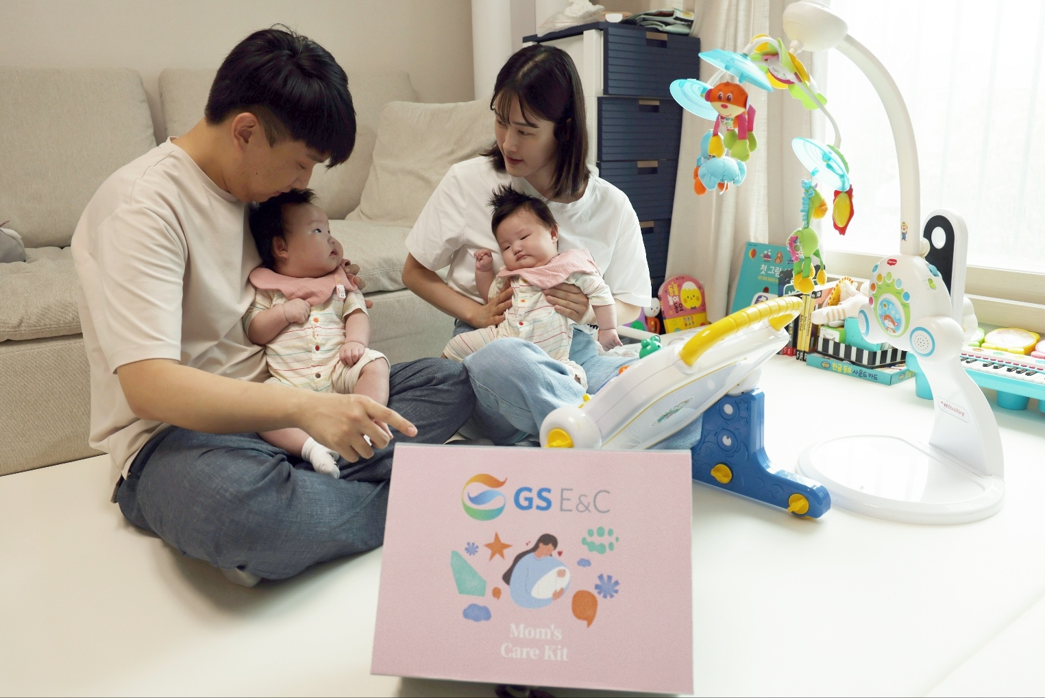 최근 쌍둥이 자녀를 출산해 육아휴직 중인 GS건설 직원들 / 사진제공=GS건설