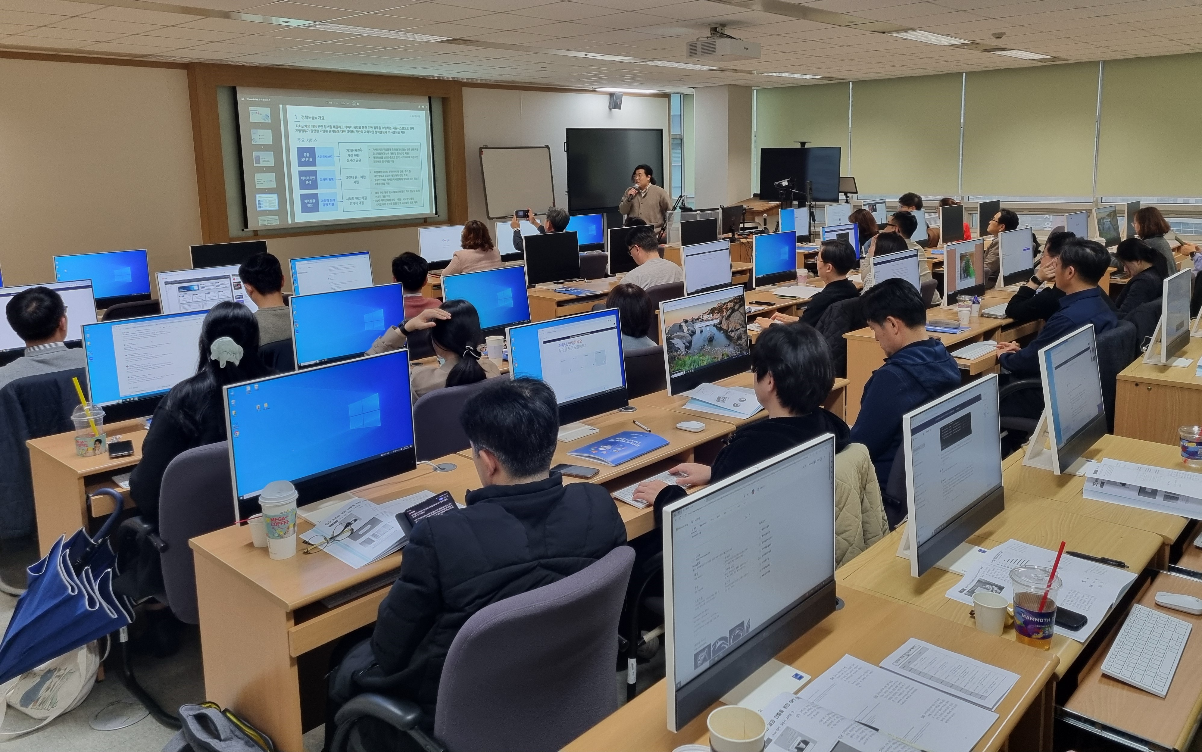 한국지역정보개발원에서 개최된 ‘업무능력 향상을 위한 챗GPT 활용법’ 교육에 참여한 지방의회 정책지원관 및 사무처 직원들이 강의를 듣는 모습./사진제공=한국지역정보개발원