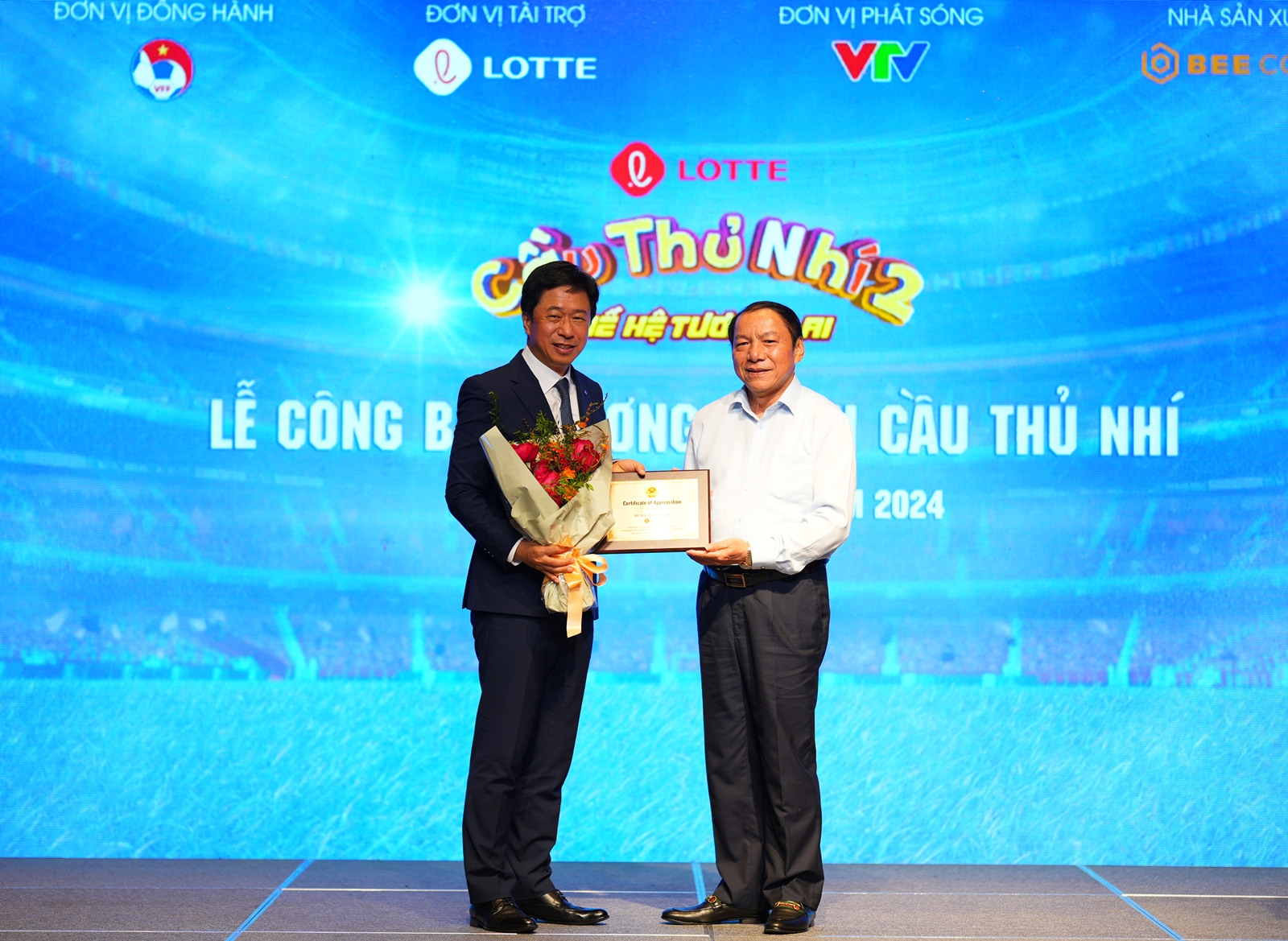 응우옌 번 훙 베트남 문화체육부장관(오른쪽)은 롯데가 베트남 유소년 축구 발전 기여에 대한 보답으로 이갑 롯데지주 커뮤니케이션실장(왼쪽)에게 감사패를 전달했다./사진제공=롯데