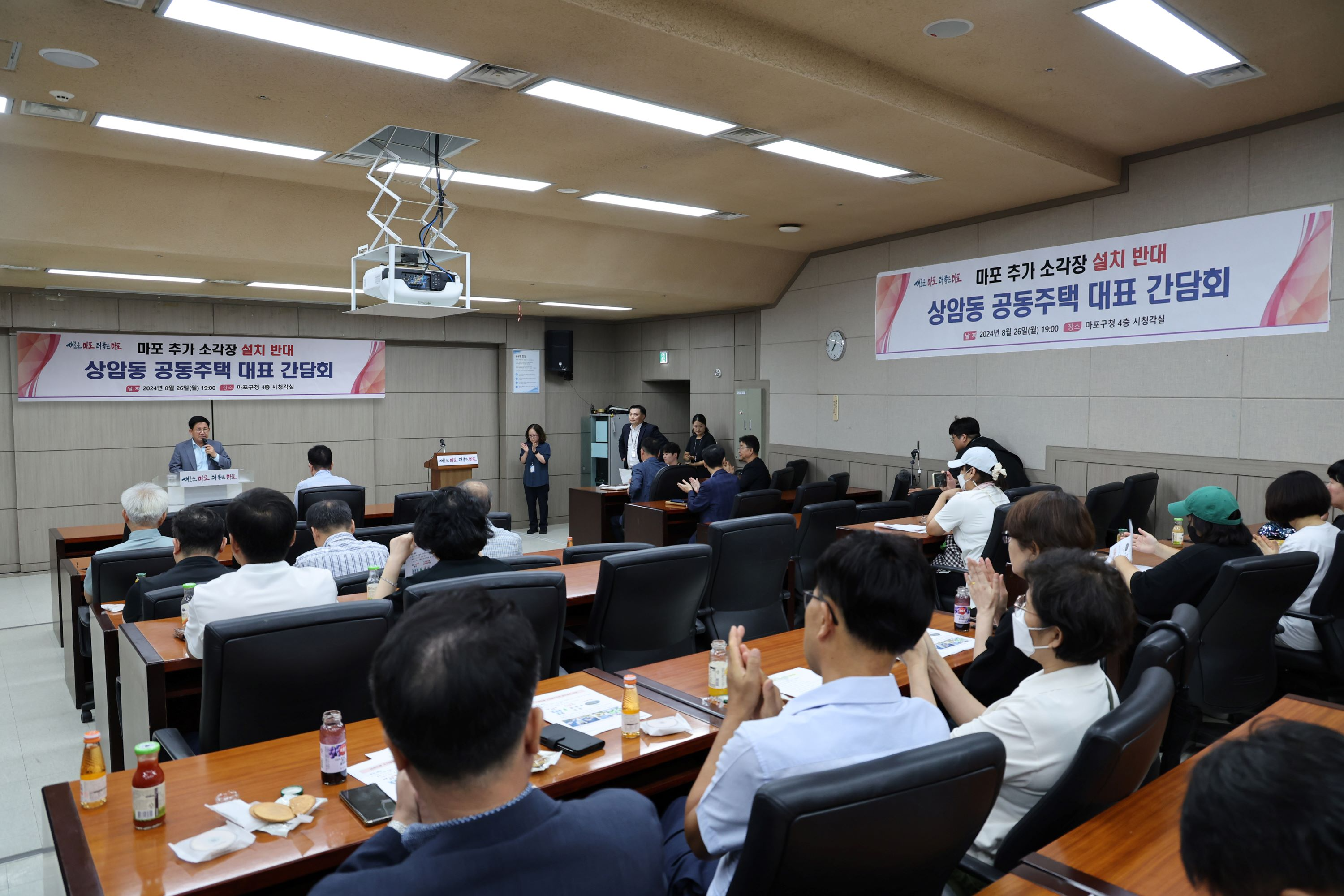 박강수 마포구청장이 소각장 추가건립 반대 정책 간담회에 참석한 주민들과 소통하는 모습./사진제공=마포구