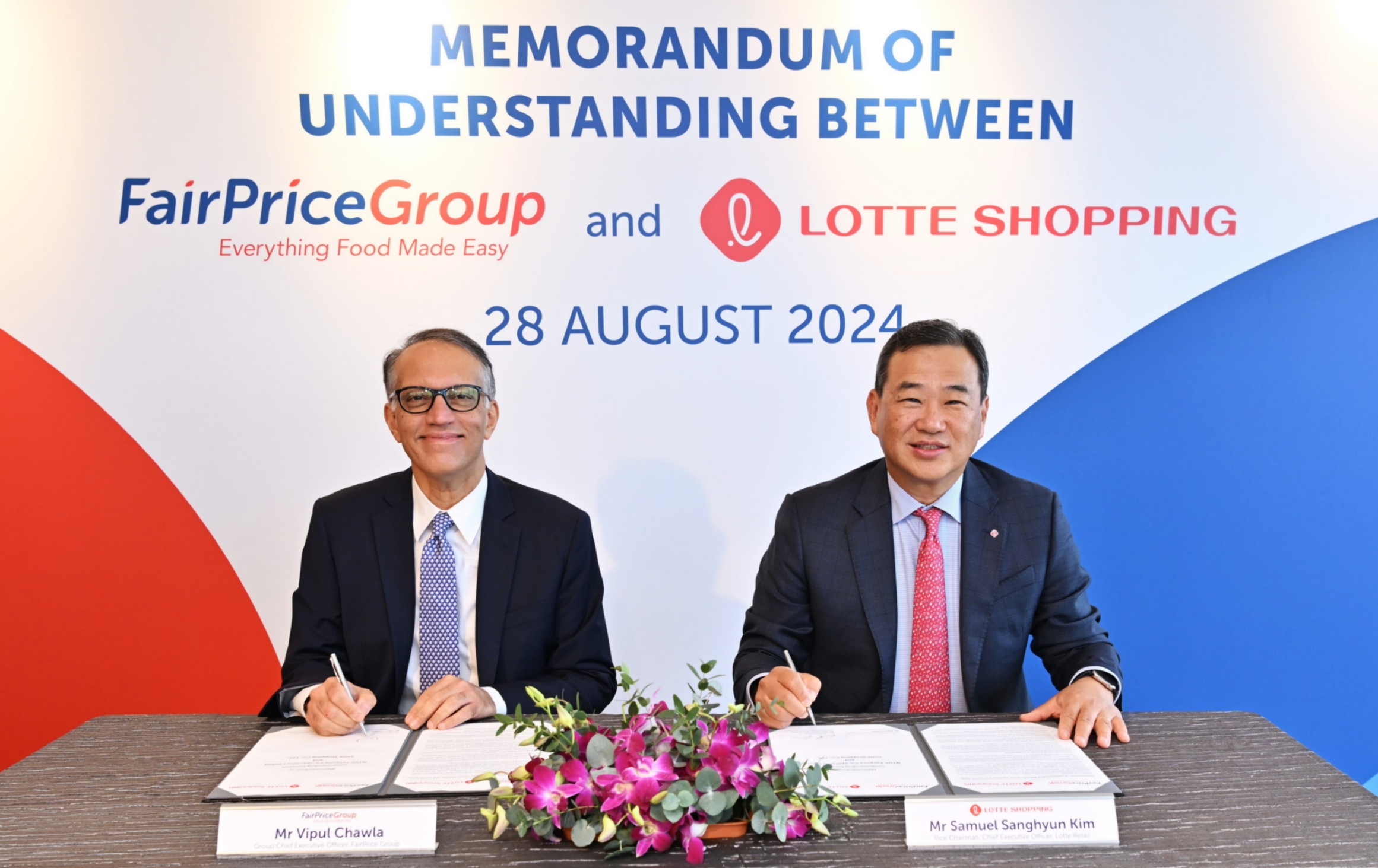 비풀 차울라 NTUC 페어프라이스 그룹 대표(왼쪽), 김상현 롯데 유통군 총괄대표 부회장. /사진제공=롯데유통군