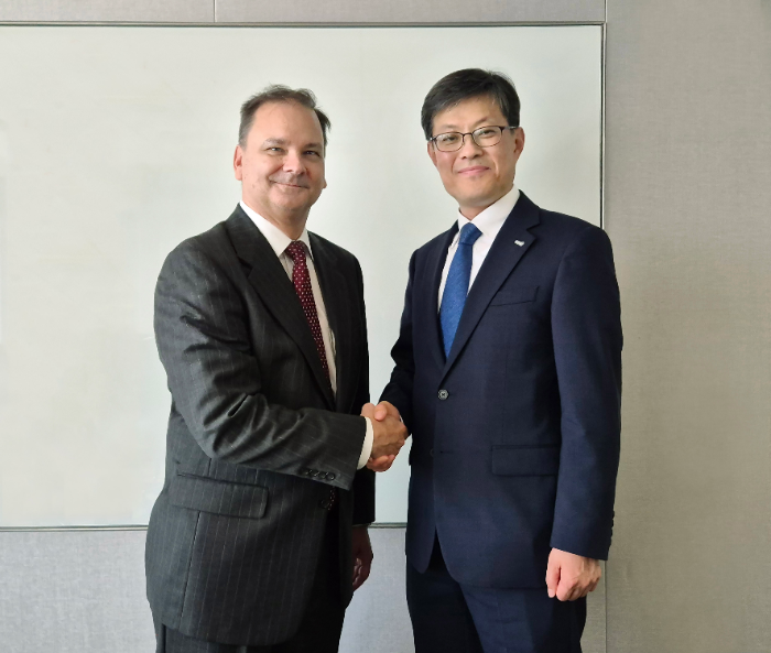 한국거래소 경영지원본부 김기경 부이사장(오른쪽)과 인덱스산업협회(IIA) Rick Redding CEO(왼쪽)가 KRX의 IIA 회원가입을 축하하고 있다. / 사진제공= 한국거래소(2024.08.28)