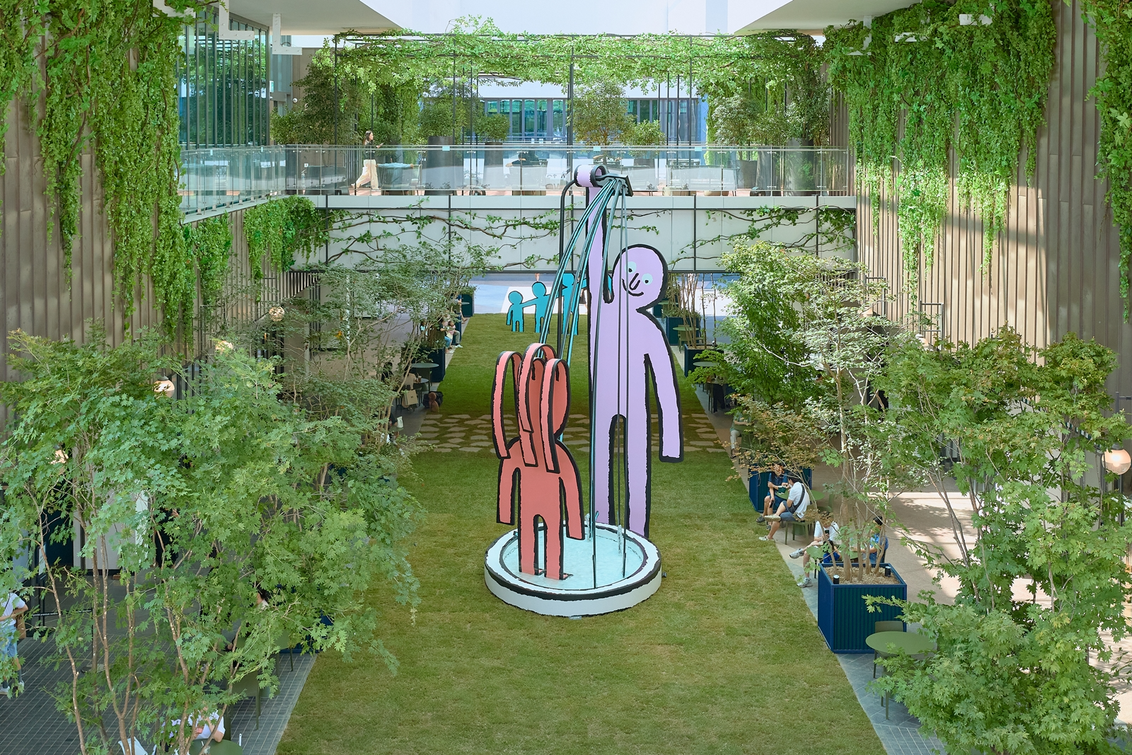 현대프리미엄아울렛 1층 잔디 중앙광장에 세계적인 그래픽 아티스트 장 줄리앙 작가와 협업해 조성한 ‘어반테라스’ 전경. /사진제공=현대백화점