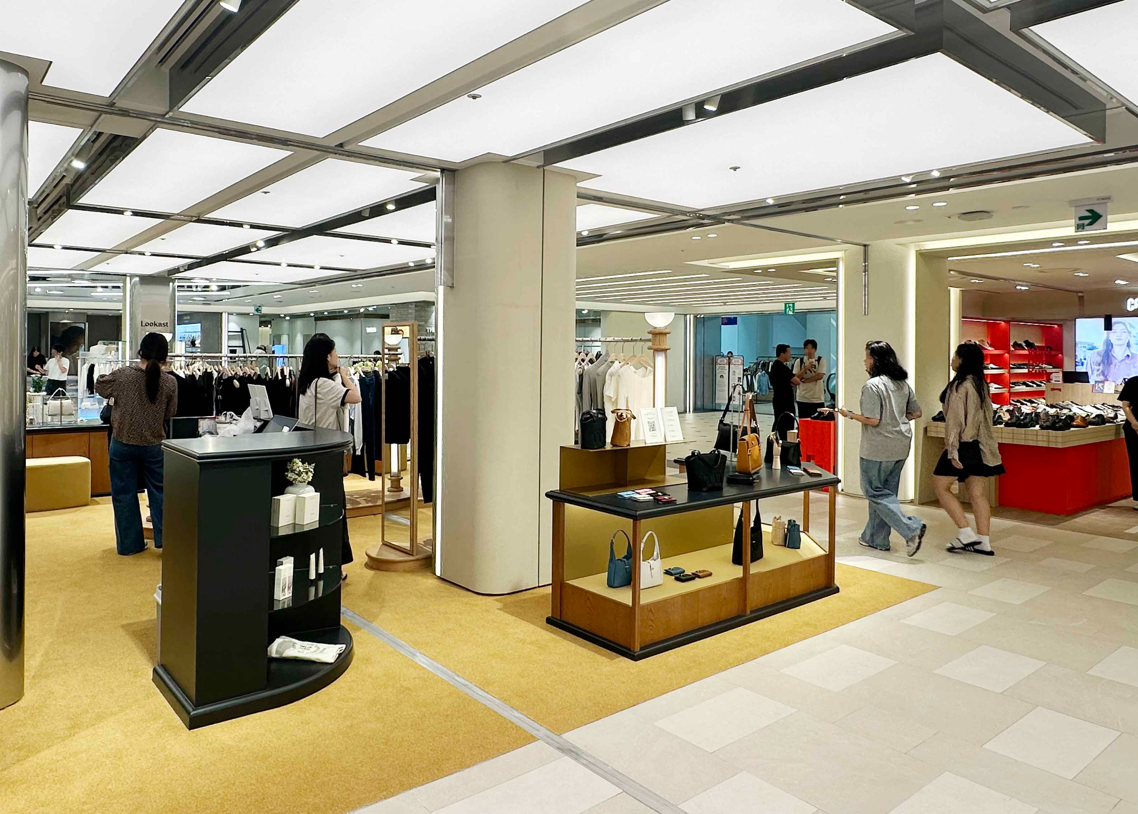 신세계백화점 타임스퀘어점이 뉴컨템포러리 카테고리를 리뉴얼 오픈했다. /사진제공=신세계백화점