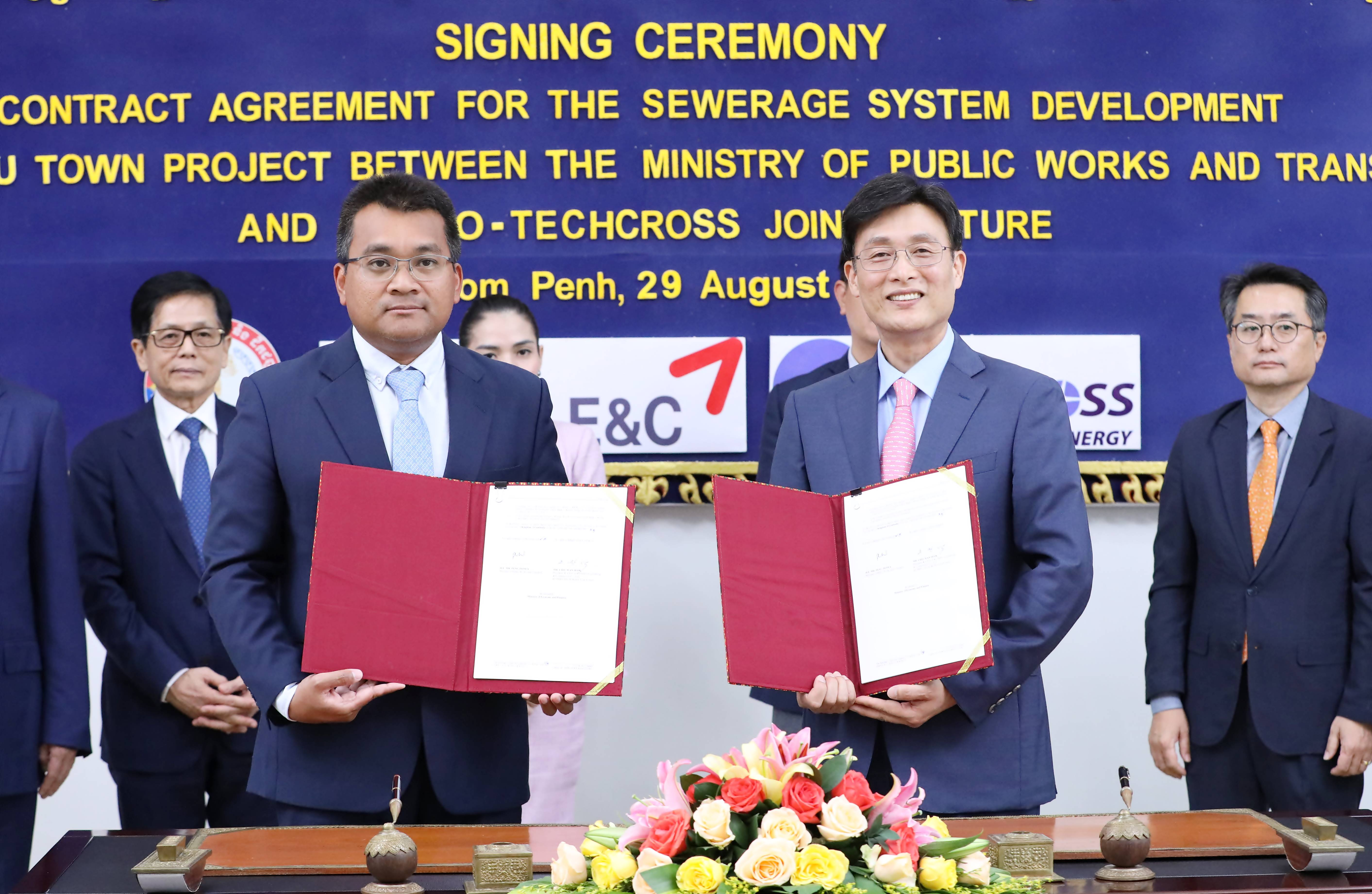 조완석 금호건설 사장(우)과 뼁 뽀니어(Peng Ponea) 캄보디아 공공사업교통부 장관(좌)이 기념 촬영을 하고 있다. / 사진제공=금호건설