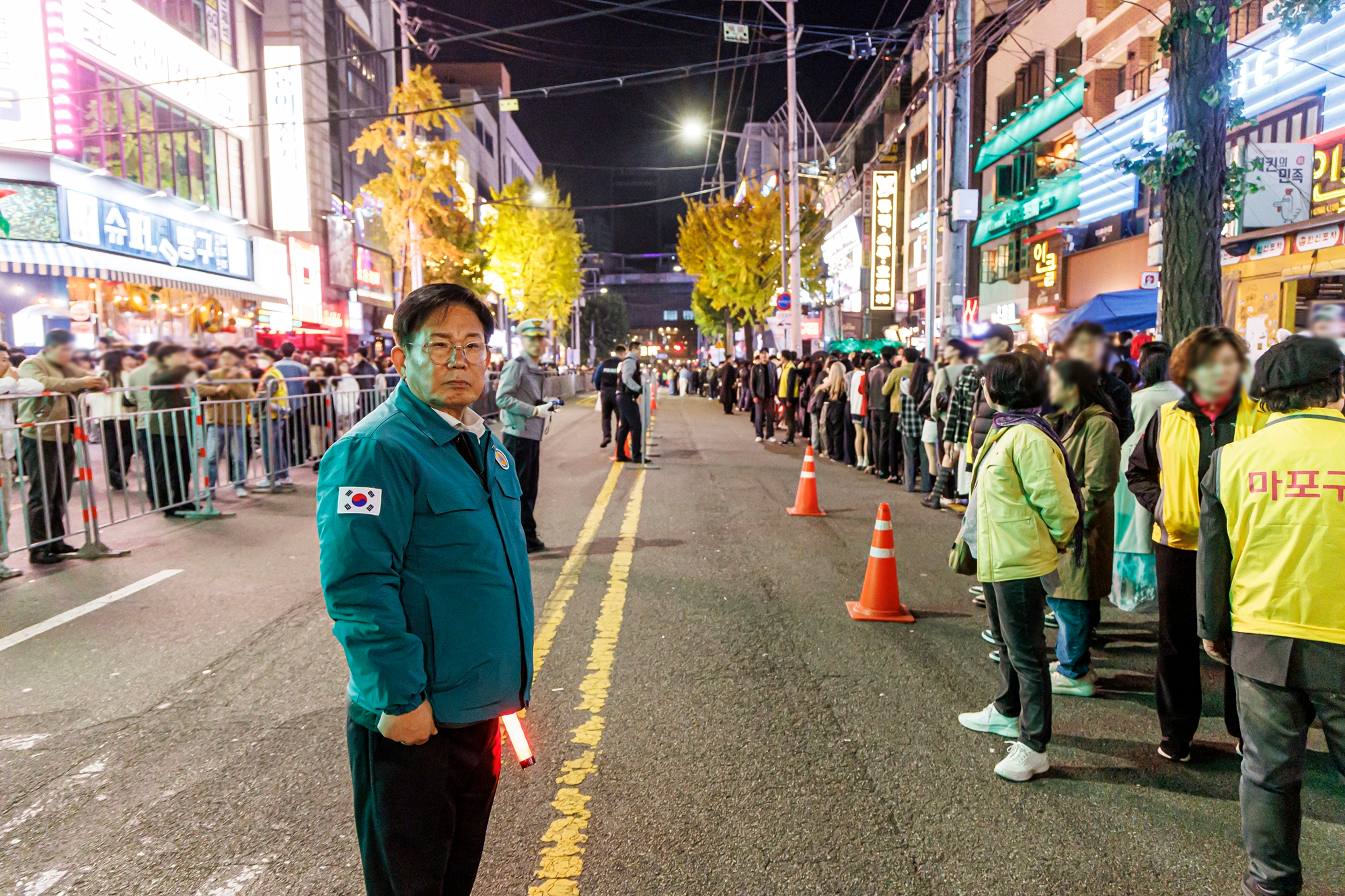 박강수 마포구청장이 홍대 레드로드 잔다리로(클럽거리)에서 인파 사고에 대비한 안전 관리에 나선 모습.사진제공=마포구