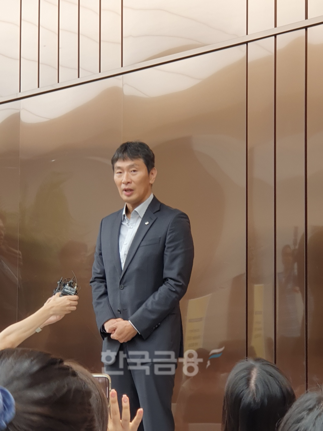 이복현 금융감독원장이 4일 서울 여의도 KB국민은행 신관에서 열린 '가계대출 실수요자 및 전문가 현장간담회' 후 기자들과 만난 자리에서 발언하고 있다. / 사진= 한국금융신문(2024.09.04)