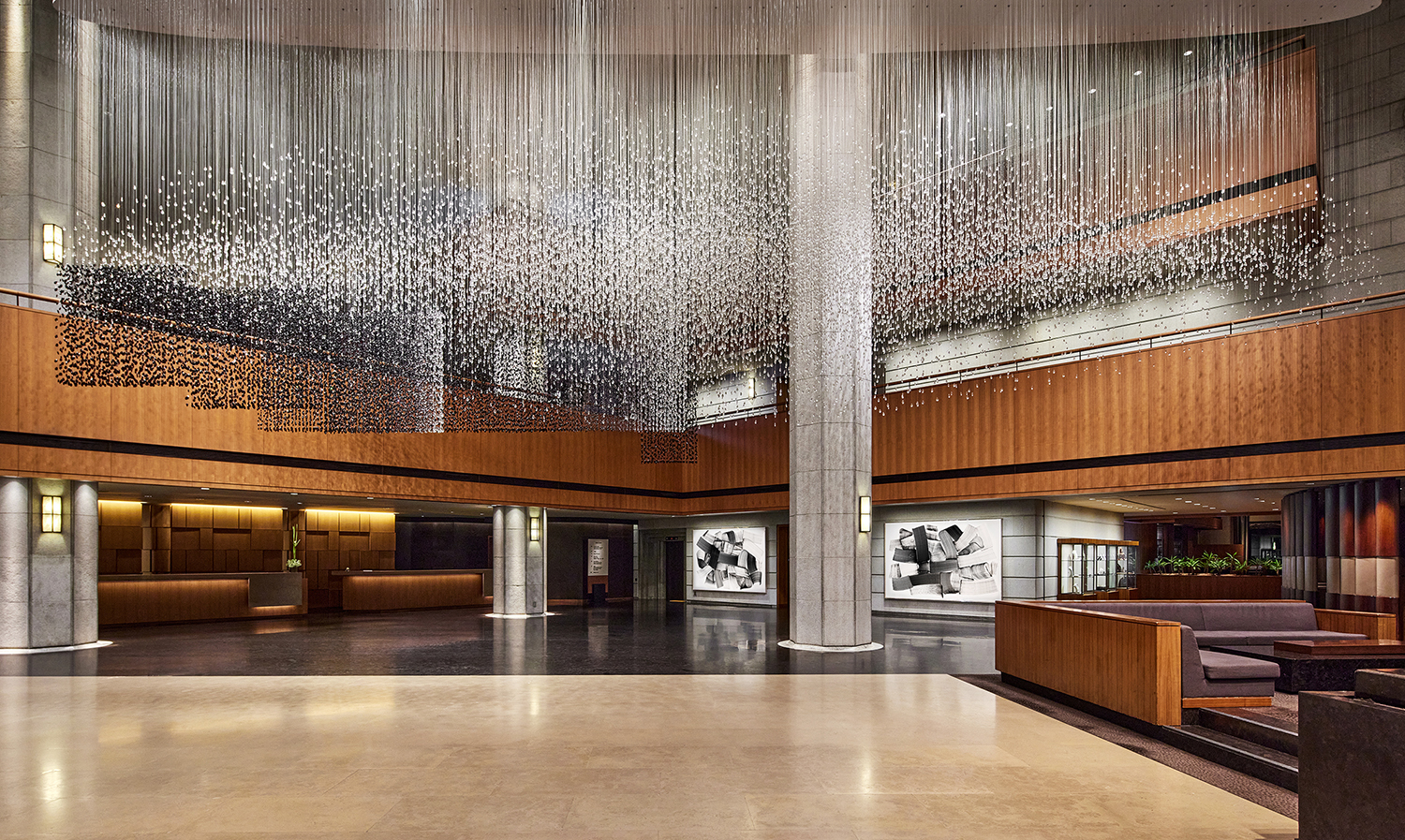 블랙을 콘셉트로 새단장한 서울신라호텔 로비. /사진제공=호텔신라