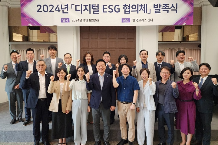 권요섭 SR 혁신성장처장(뒷줄 왼쪽에서 아홉 번째)이 2024년 디지털 ESG 협의체 발족식에서 참석자들과 기념촬영을 하는 모습./사진제공=SR