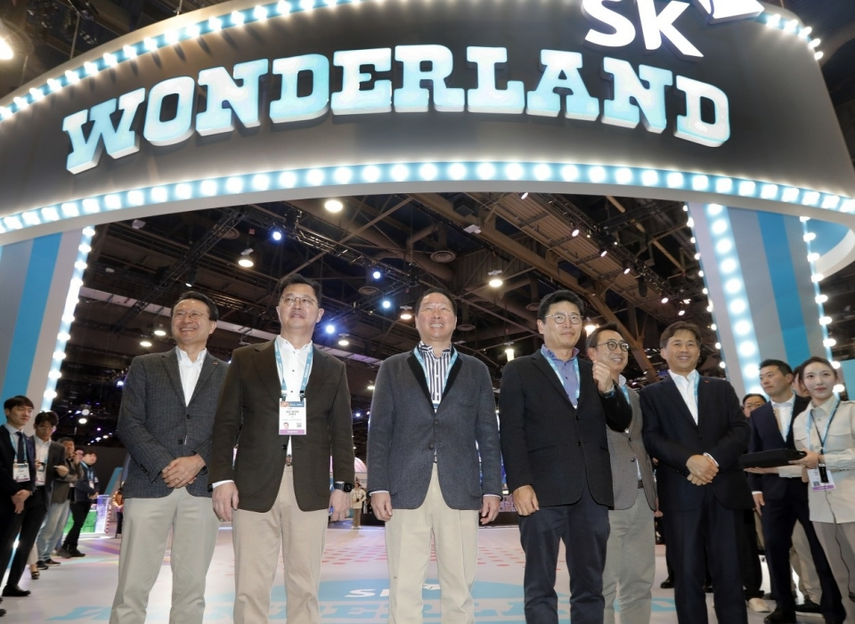 올해 미국 CES를 방문한 최태원 회장과 주요 경영진. 왼쪽부터 유정준 미주대외협력총괄 부회장, 최재원 SK온 대표이사 수석부회장, 최태원 SK그룹 회장, 이형희 SK수펙스추구협의회 커뮤니케이션 위원장, 유영상 SK텔레콤 대표이사 사장, 곽노정 SK하이닉스 대표이사 사장. / 사진=SK