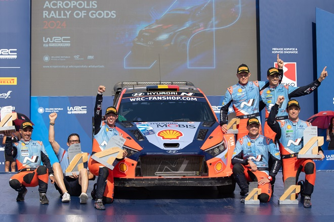 2024 WRC 그리스 랠리에서 트리플 포디움을 달성한 현대 월드랠리팀 시상식 장면. 사진=현대차