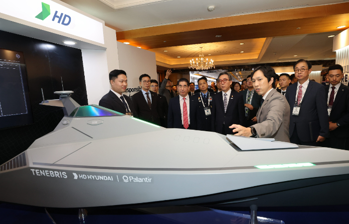 9일 서울 중구 롯데호텔에서 열린 'REAIM Summit 2024'에 조태열 외교부 장관(앞줄 우측으로부터 세 번째)과 김용현 국방부 장관(앞줄 우측으로부터 네 번째)이 HD현대 부스를 찾아 무인함정 기술에 대한 설명을 듣고 있다. /사진제공=HD현대