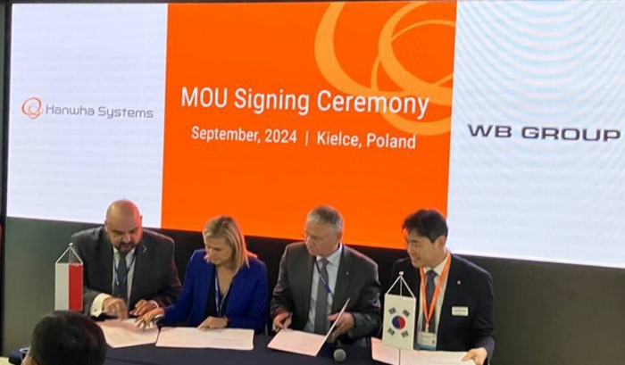 한화시스템은 지난 4일(현지시각) MSPO 전시장에서 폴란드 대표 방산기업 WB그룹과 폴란드 및 유럽내 우주사업개발을 위한 중장기적 사업 협력 MOU를 체결했다. /사진제공=한화시스템