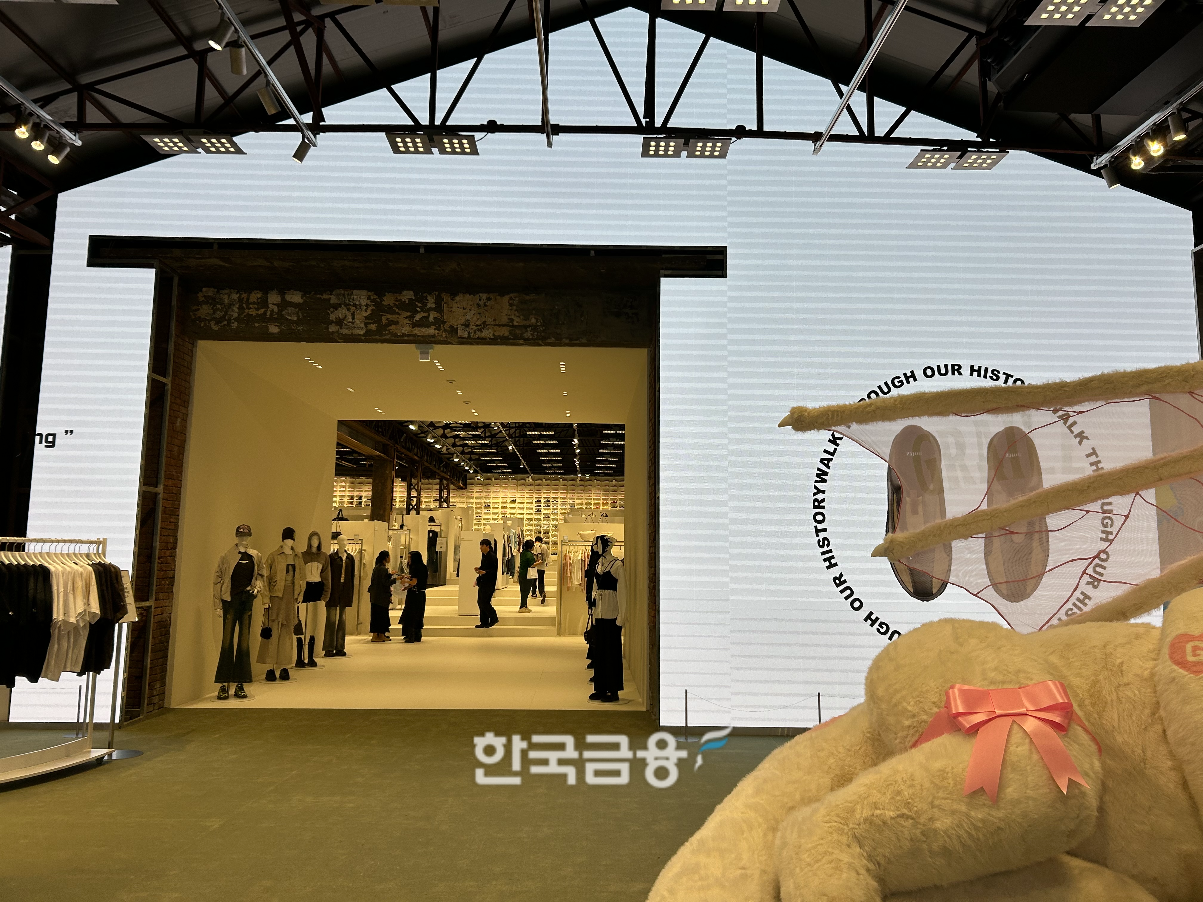 팝업존을 미디어월 안의 공간으로 들어가면 숍인숍 형태로 여러 K-브랜드를 선보인다. /사진=박슬기 기자