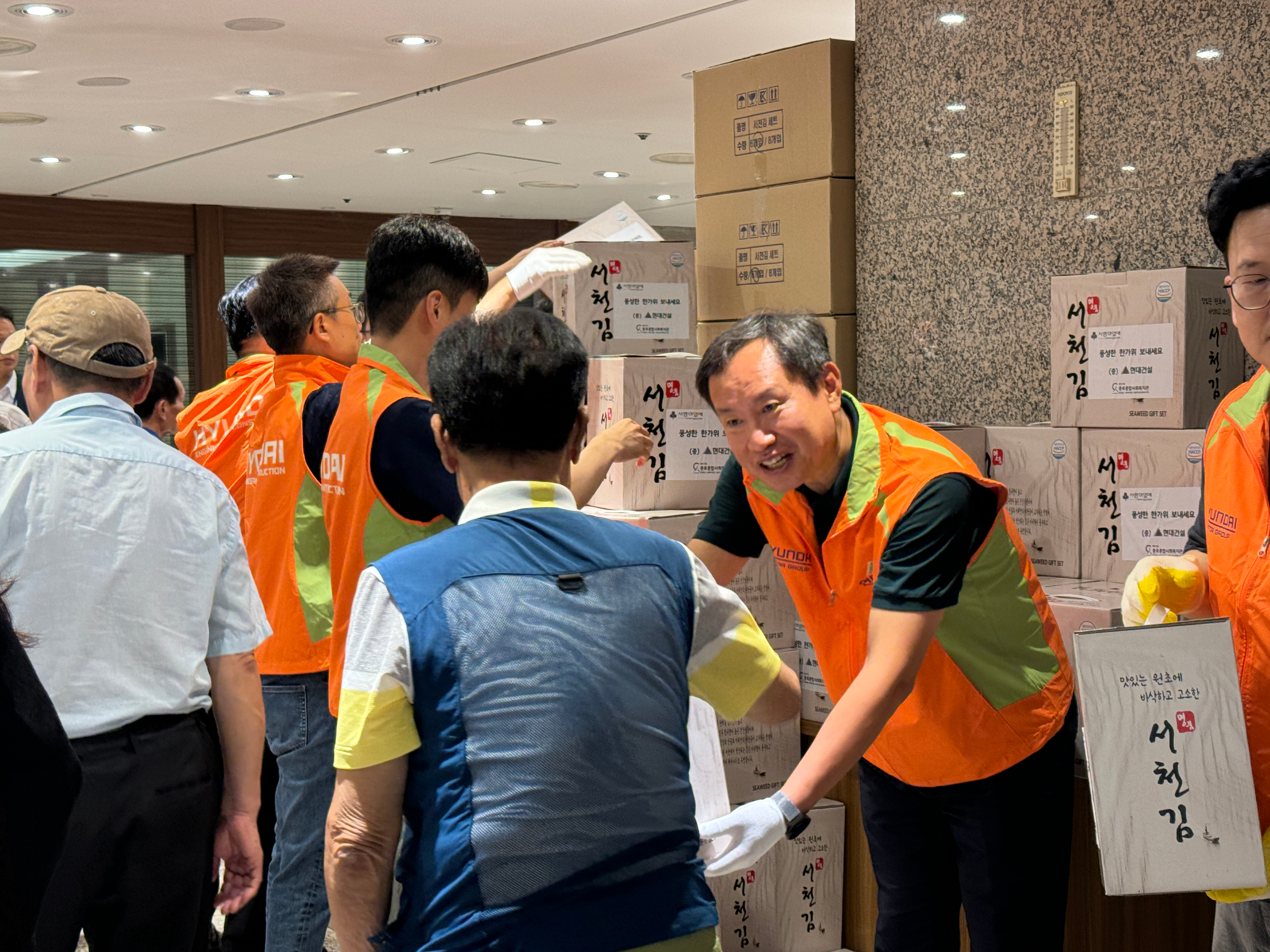 현대건설 임직원들이 추석맞이 경로잔치 봉사활동을 펼치는 모습./사진제공=현대건설