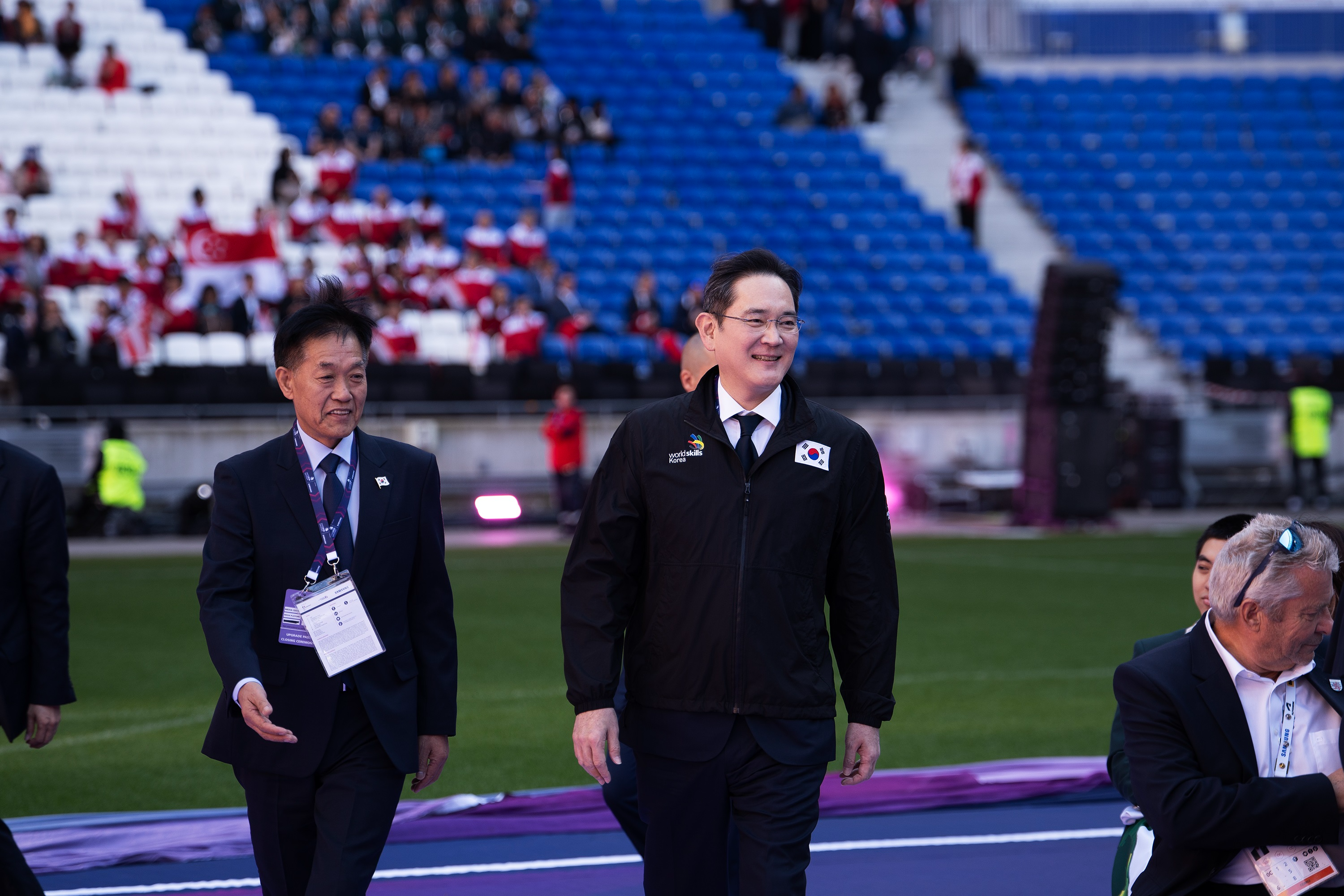 15일(현지시간) 프랑스 리옹 소재 그루파마스타디움에서 열린 국제기능올림픽 폐회식에 참석한 이재용 회장이 국가대표 선수단을 격려하기 위해 이동하는 모습. 사진=삼성전자