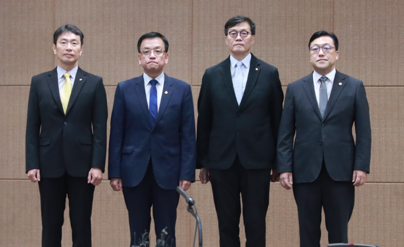 최상목 경제부총리 겸 기획재정부 장관은 19일 오전 7시 서울지방조달청에서 관계기관 합동 '거시경제금융회의'를 개최했다. 사진 왼쪽부터 이복현 금융감독원장, 최상목 경제부총리, 이창용 한국은행 총재, 김병환 금융위원장. / 사진제공= 한국은행(2024.09.19)