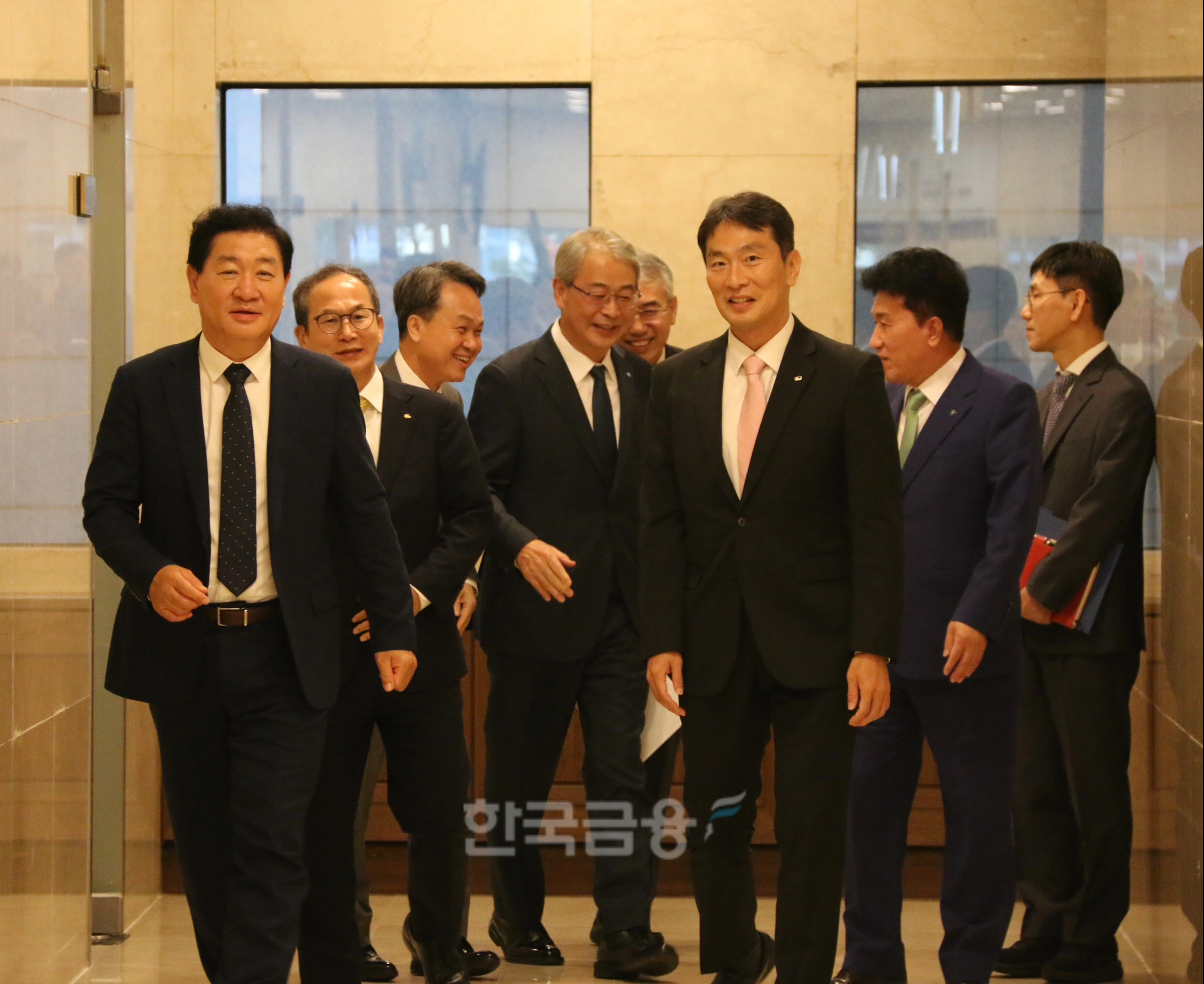 24일 오후 서울 중구에 위치한 은행회관에서 (왼쪽부터) 한종희 삼성전자 부회장, 양종희 KB금융 회장, 진옥동 신한금융 회장, 임종룡 우리금융 회장, 이석준 농협금융 회장, 이복현 금융감독원장, 함영주 하나금융 회장이 ‘중소기업의 기후위기 대응 등의 지원을 위한 업무협약’을 체결하기 위해 이동하고 있다/사진=장호성 기자