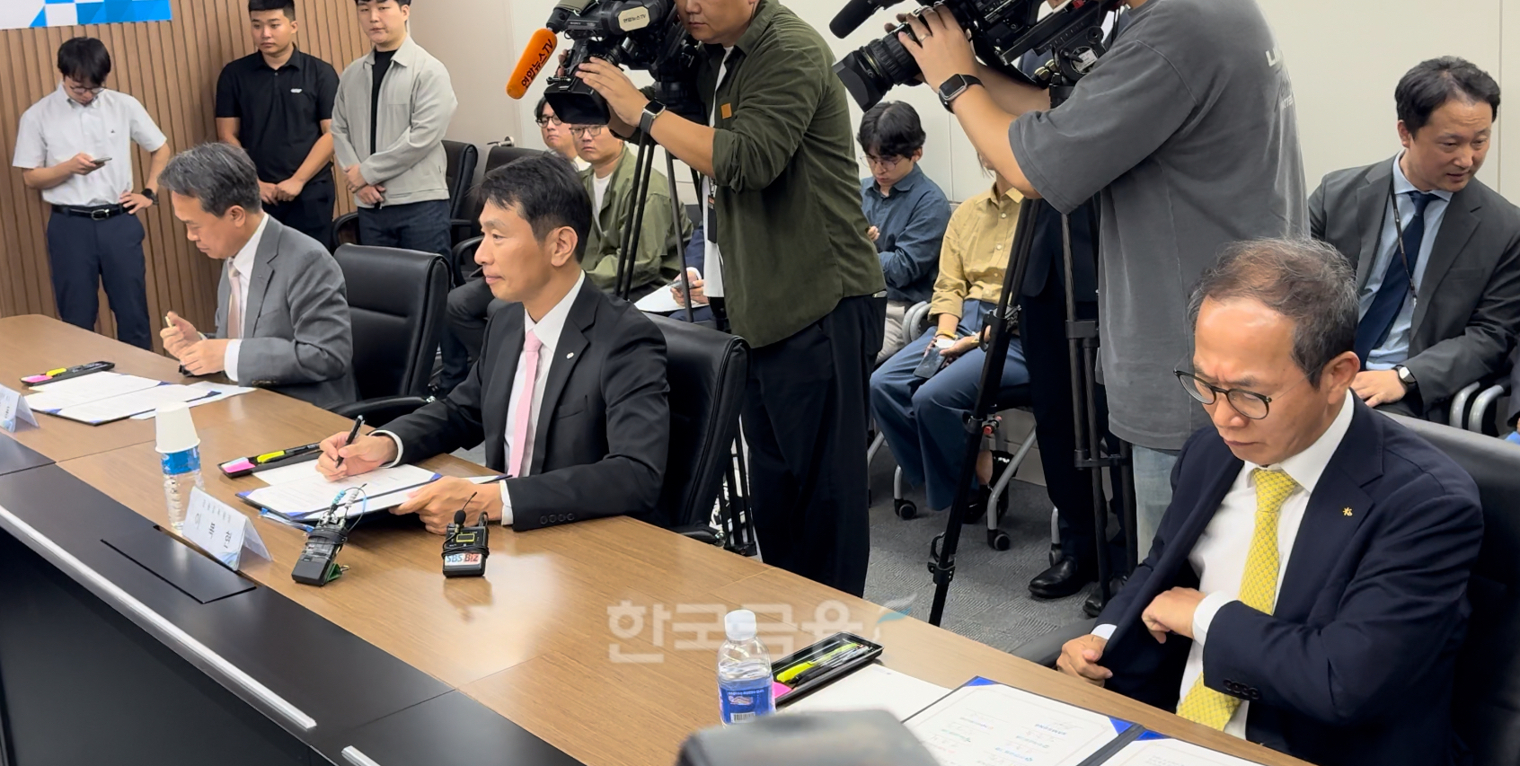 24일 오후 서울 중구에 위치한 은행회관에서 금융감독원과 KB, 신한, 하나, 우리, NH 등 5대 금융지주 및 삼성전자가 ‘중소기업의 기후위기 대응 등의 지원을 위한 업무협약’을 체결했다./사진=홍지인 기자