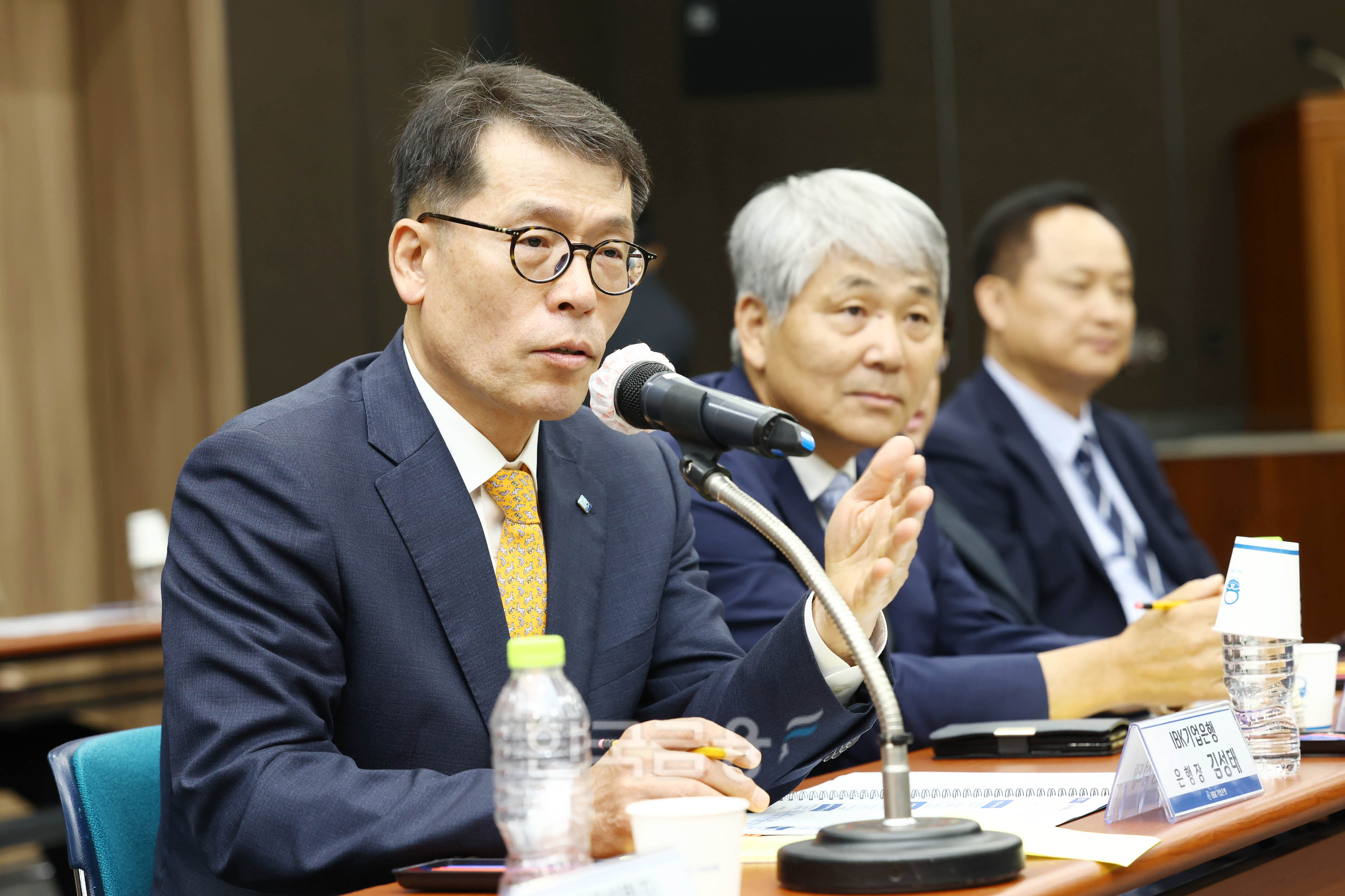 27일 광주상공회의소에서 열린 중소기업 현장 간담회에서 김성태 IBK기업은행장(사진 왼쪽)이 중소기업 대표들과 대화 하고 있는 모습./ 사진 = IBK기업은행