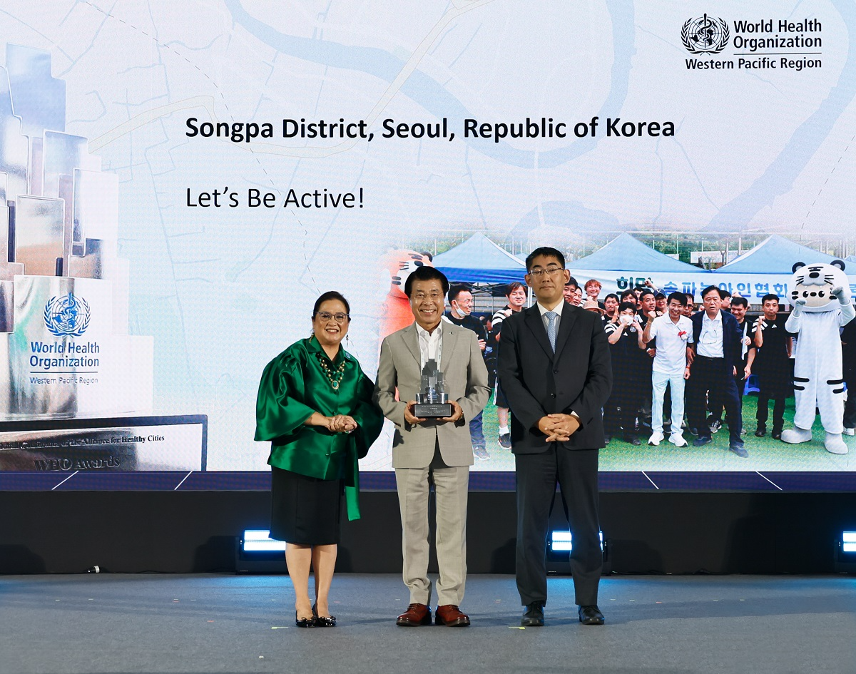 서강석 송파구청장(가운데)이 제10회 건강도시연맹 세계총회에서 “Let's Be Active!” 분야의 WHO-WPRO 건강도시상을 수상했다.사진제공=송파구
