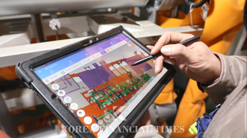 삼성중공업 현장 작업자가 3D 디지털 생산도면이 담긴 태블릿 PC를 사용하고 있다. /사진제공=삼성중공업
