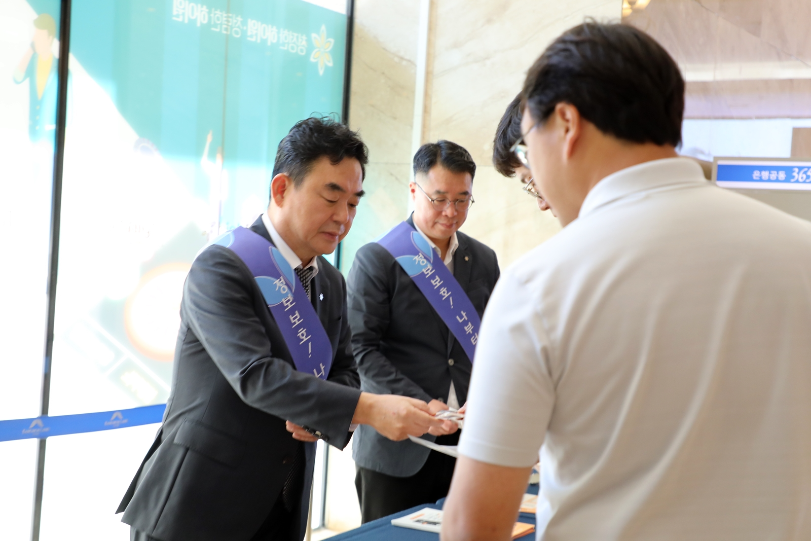 최철규 강원랜드 대표이사 직무대행이 개인정보 보호 캠페인을 실시하는 모습./사진제공=강원랜드