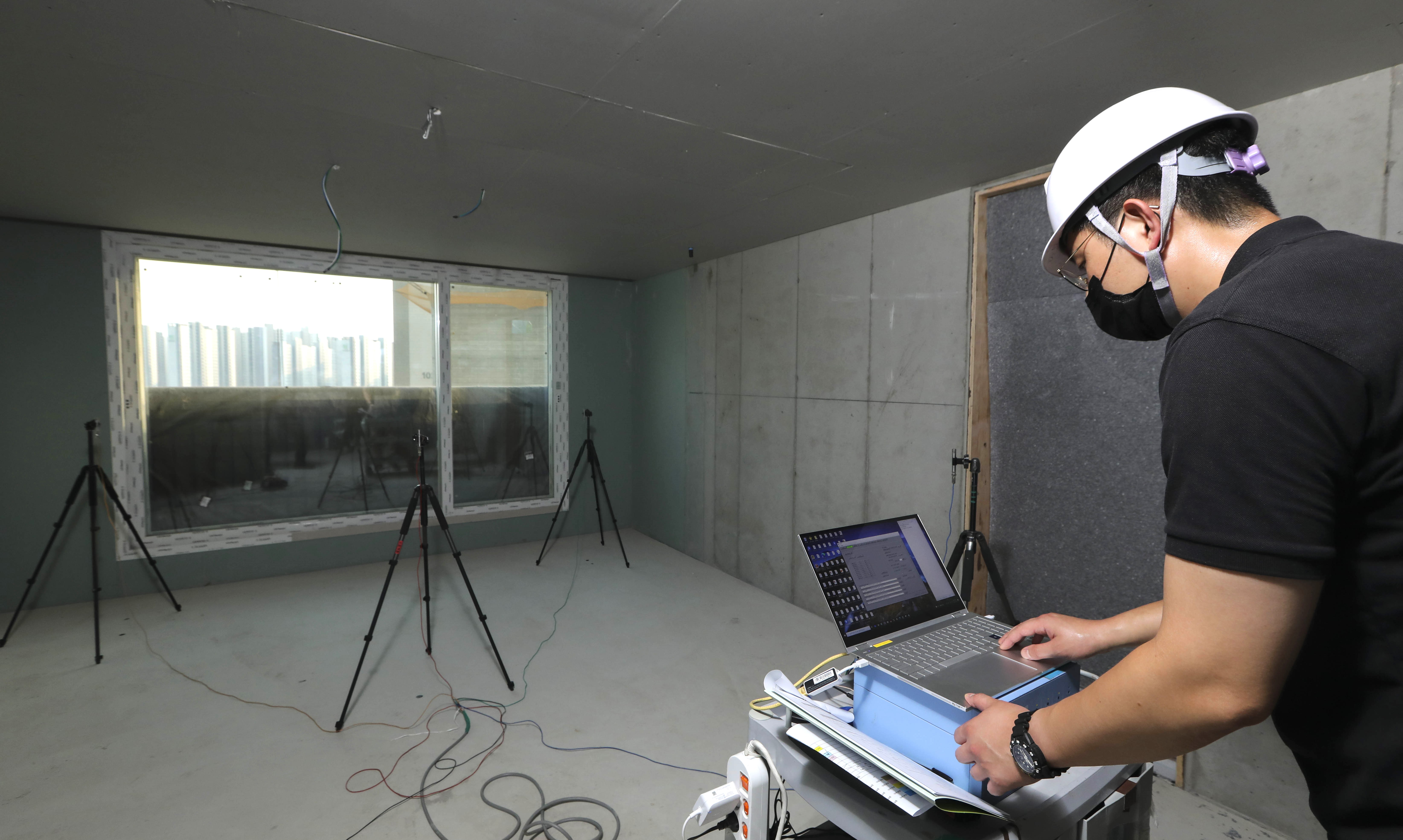 DL이앤씨 직원이 한 신축 아파트 공사 현장에서 중량 충격음 테스트를 진행하고 있다./사진제공=DL이앤씨