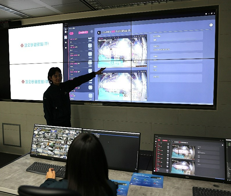 코오롱글로벌 직원이 과천 코오롱타워에 위치한 통합관제센터에서 코오롱베니트 ‘비전AI’ 실증 프로젝트를 수행하고 있다. / 사진제공=코오롱글로벌