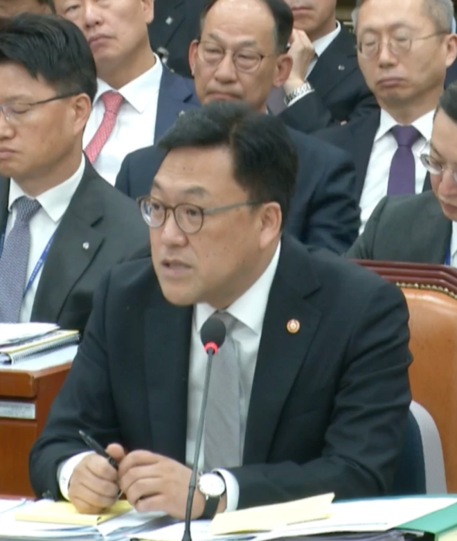 김병환 금융위원장이 10일 국회에서 열린 정무위원회의 금융위원회 등에 대한 국정감사에서 의원 질의에 답하고 있다./사진=국회인터넷의사중계시스템