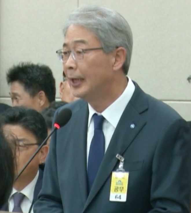 임종룡 우리금융지주 회장이 10일 국회에서 열린 정무위원회의 금융위원회 등에 대한 국정감사에서 의원 질의에 답하고 있다./사진=국회인터넷의사중계시스템