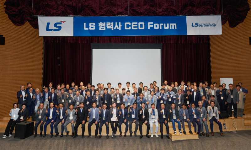 지난 11일 LS미래원에서 개최한 '2024 LS 협력사 CEO 포럼'에 참석한 협력사 대표들이 기념사진을 촬영하고 있다. /사진제공=LS그룹