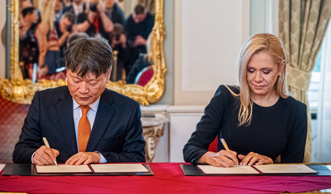 이규석 현대모비스 사장(왼쪽)과 데니사 사코바 슬로바키아 경제부 장관. 사진=현대모비스