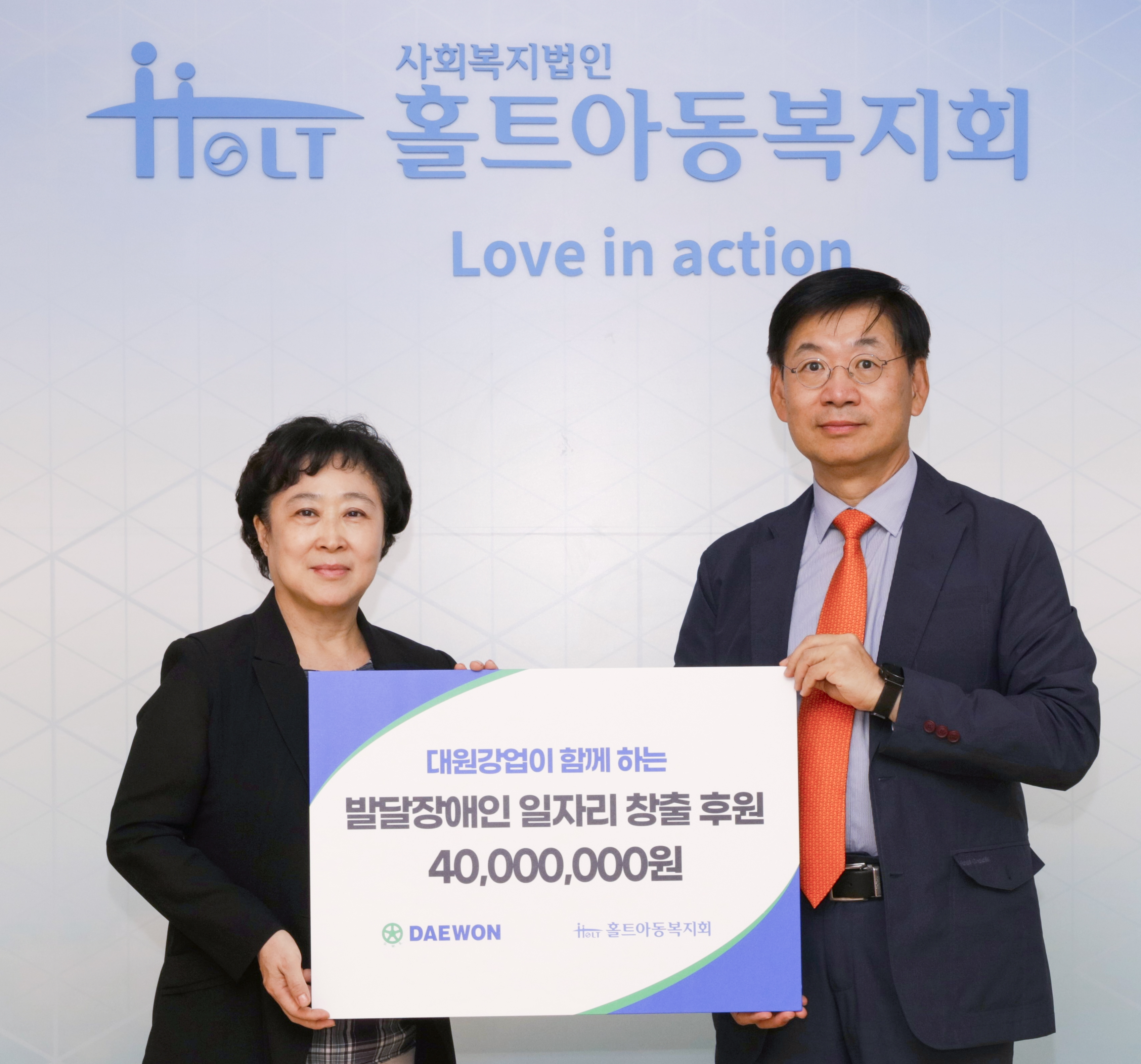 서울 마포구에 위치한 홀트아동복지회에서 박민희 대원강업 사장(오른쪽), 신미숙 홀트아동복지회 회장(왼쪽)이 전달식을 마치고 기념 사진을 촬영하고 있는 모습. /사진제공=현대백화점그룹