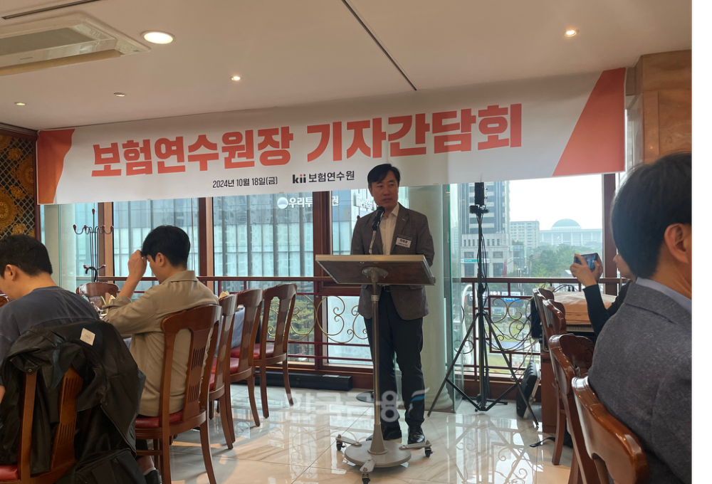 하태경 보험연수원장이 18일 진행한 기자간담회에서 발표를 하고 있다./사진=전하경 기자