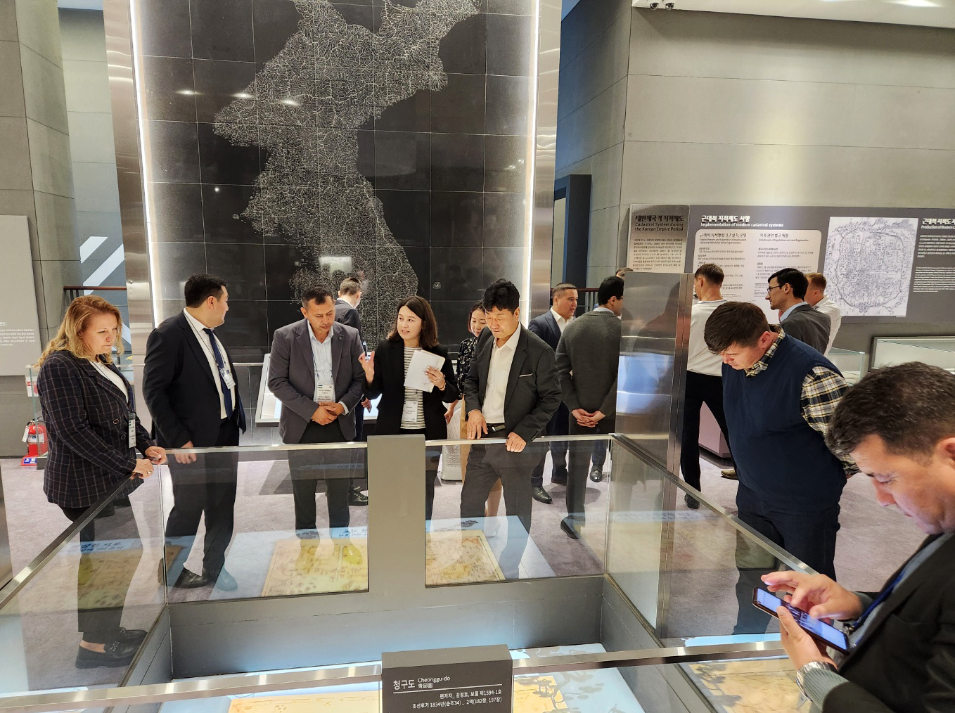 라키비움 투어 진행 모습 / 사진제공=LX공사