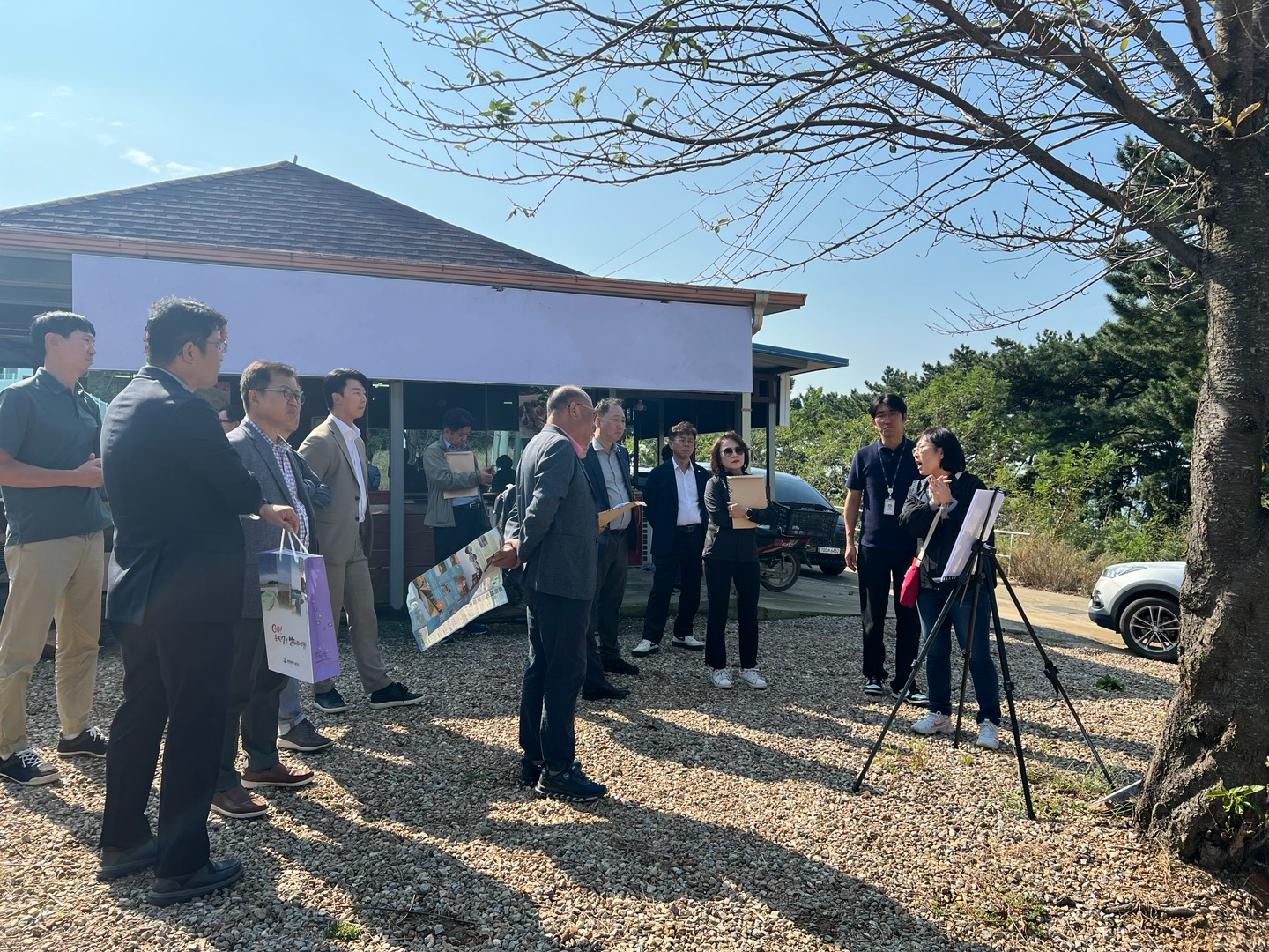 마포구의회 행정건설위원회 위원들이 장봉대 일대를 답사하는 모습./사진제공=마포구의회