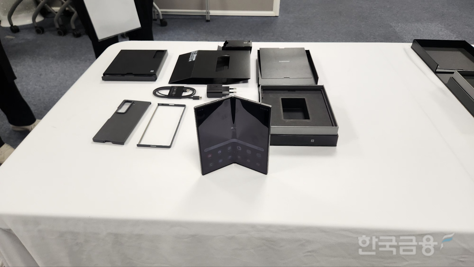 삼성 갤럭시Z폴드 SE 구성품. / 사진=김재훈 기자