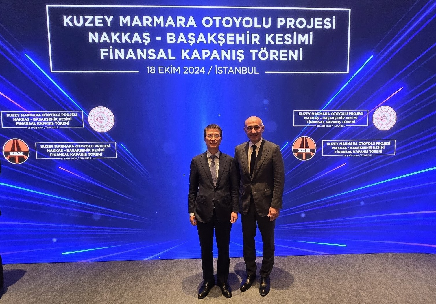 튀르키예 현지에서 열린 나카스-바삭세히르 도로 건설 사업 체결식에서 삼성물산 건설부문 오세철 대표이사(왼쪽)와 르네상스 창업주 에르맨 일르작(Erman Ilicak) 회장(오른쪽)이 기념촬영을 하고 있다. / 사진제공=삼성물산