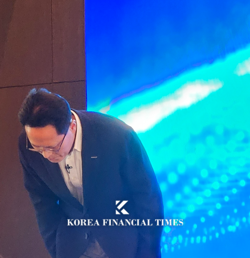 박상현 두산에너빌리티 대표이사가 21일 서울 중구 더플라자 호텔에서 열린 기자간담회에서 두산그룹 사업구조 재편에 대한 프레젠테이션을 진행하기 앞서 주주들께 사과하고 있다. /사진=신혜주 기자